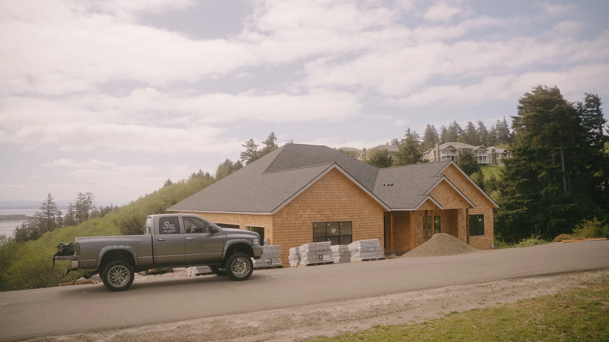 ilwaco-front-driveway-smart-siding.jpg