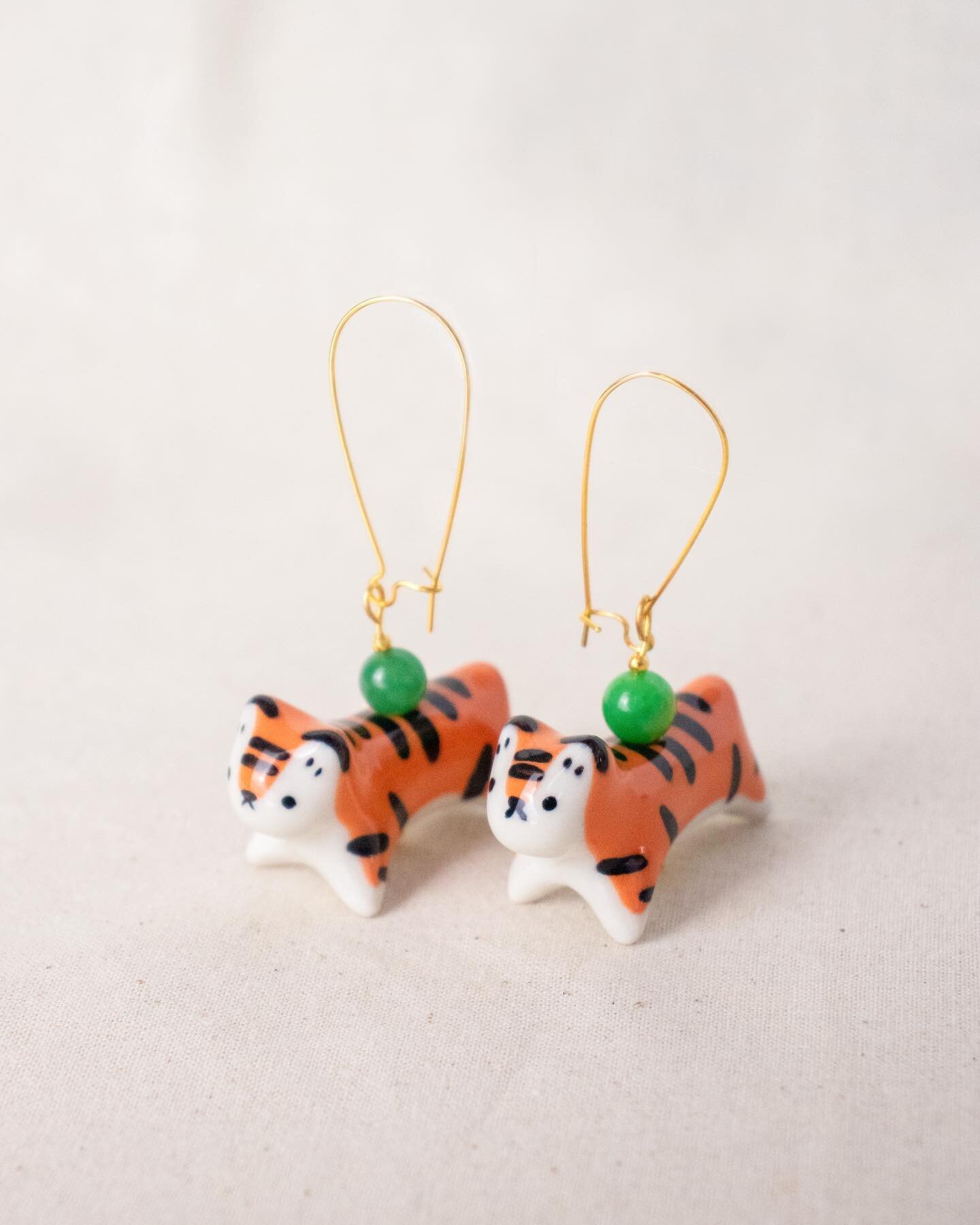 Close up of the baby tiger earrings! 🌿