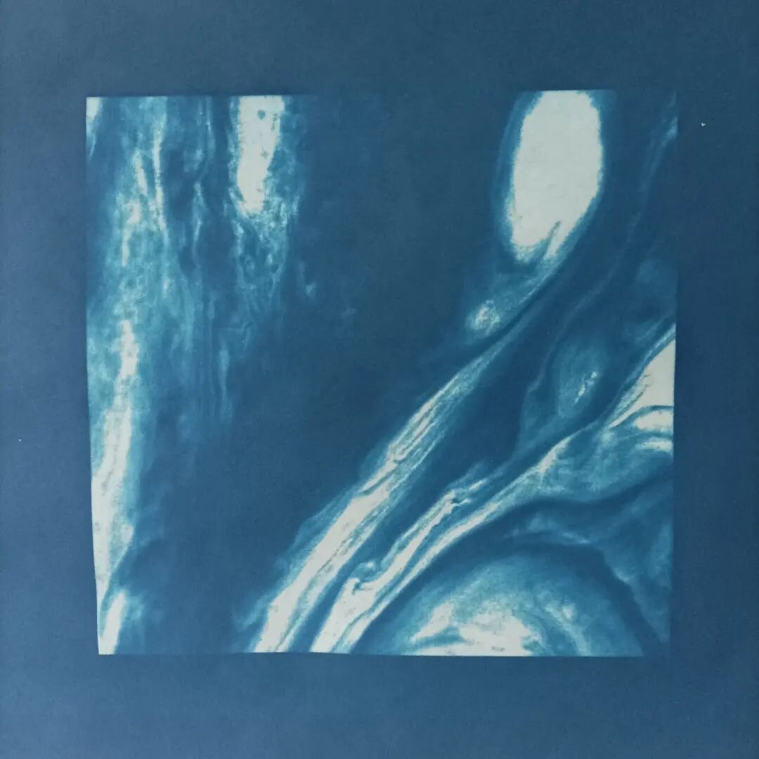 Cyanotype of the clouds of Jupiter, from an image taken by Voyager. Work in progress for a new project 🙂
.
.
#cyanotype #alternativeprocesses #cameralessphotography #jupiter #solarsystem #planets #cosmos #artscience #voyager #spaceexploration #astro