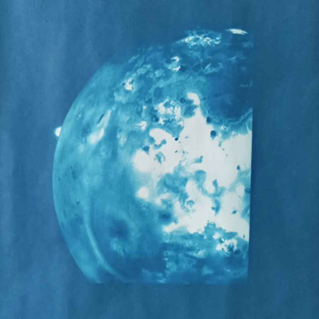 Cyanotype of a volcano erupting onto space on Io, from an image taken by Voyager. Work in progress for a new project 🙂
.
.
#cyanotype #alternativeprocesses #cameralessphotography #jupitersmoons #iomoon #solarsystem #planets #cosmos #artscience #voya