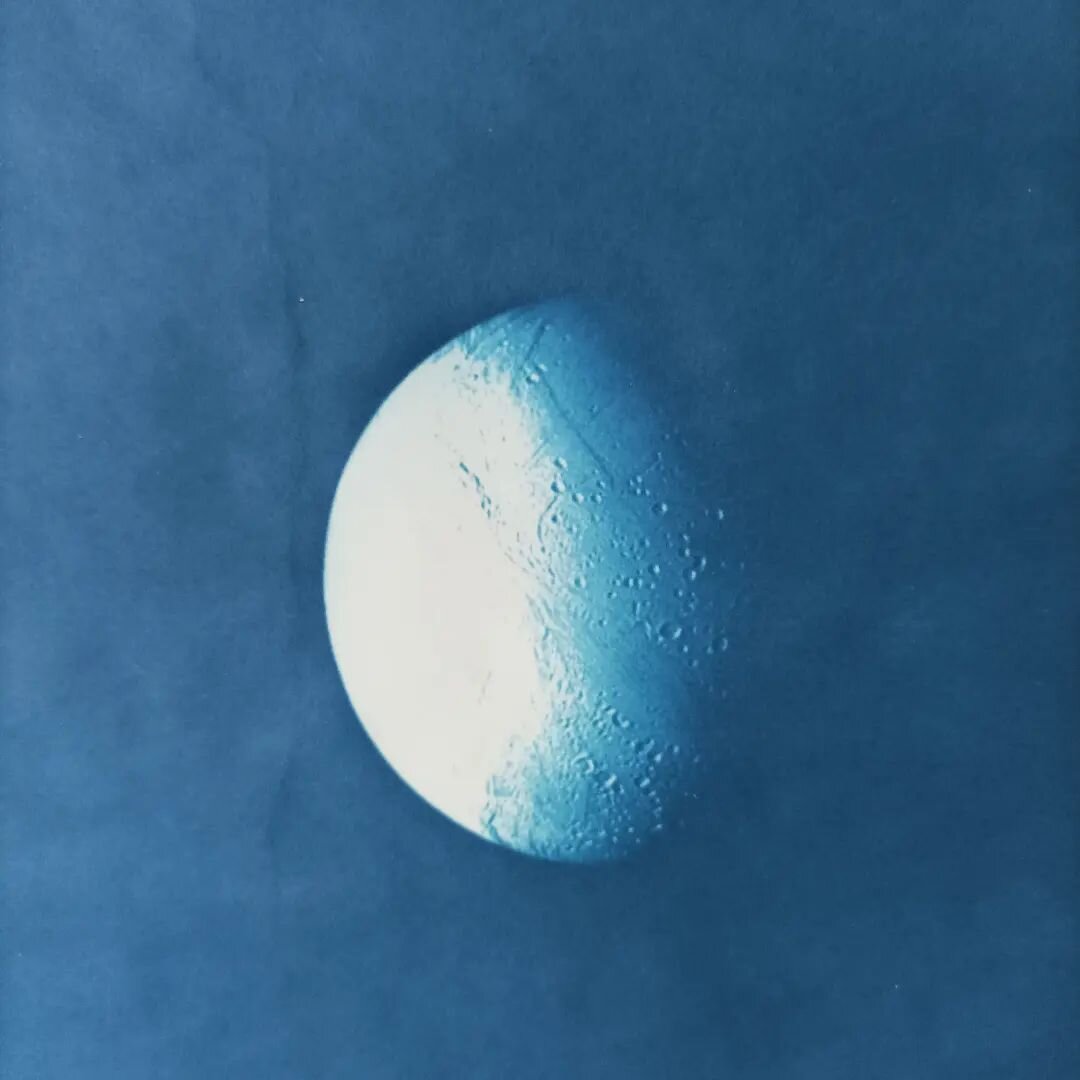 Cyanotype of Enceladus, from an image taken by Voyager. Work in progress for a new project 🙂
.
.
#cyanotype #alternativeprocesses #cameralessphotography #enceladus #voyager #moons #solarsystem #cosmos #artscience #spaceexploration #astronomy