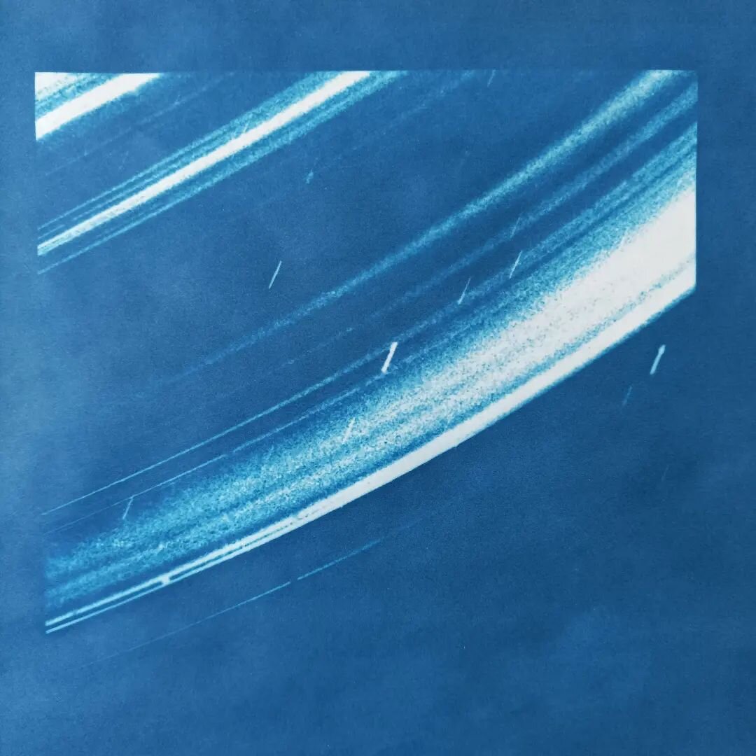 Cyanotype of the rings of Uranus, from an image taken by Voyager 2. Work in progress for a new project 🙂
.
.
#cyanotype #alternativeprocesses #cameralessphotography #uranus #solarsystem #planets #cosmos #starstuff #artscience #voyager #spaceexplorat