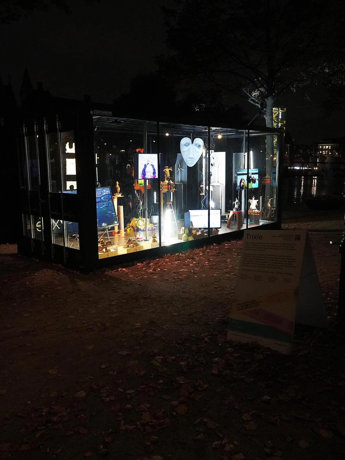 .☘︎ ݁˖ This autumn Trixie is thrilled to be part of BinnenhofBuiten, a city program bringing artist-run spaces into the heart of The Hague ༘⋆
Together with @_billytown and @westendprojekt we&rsquo;re showing works inside three glass containers along 
