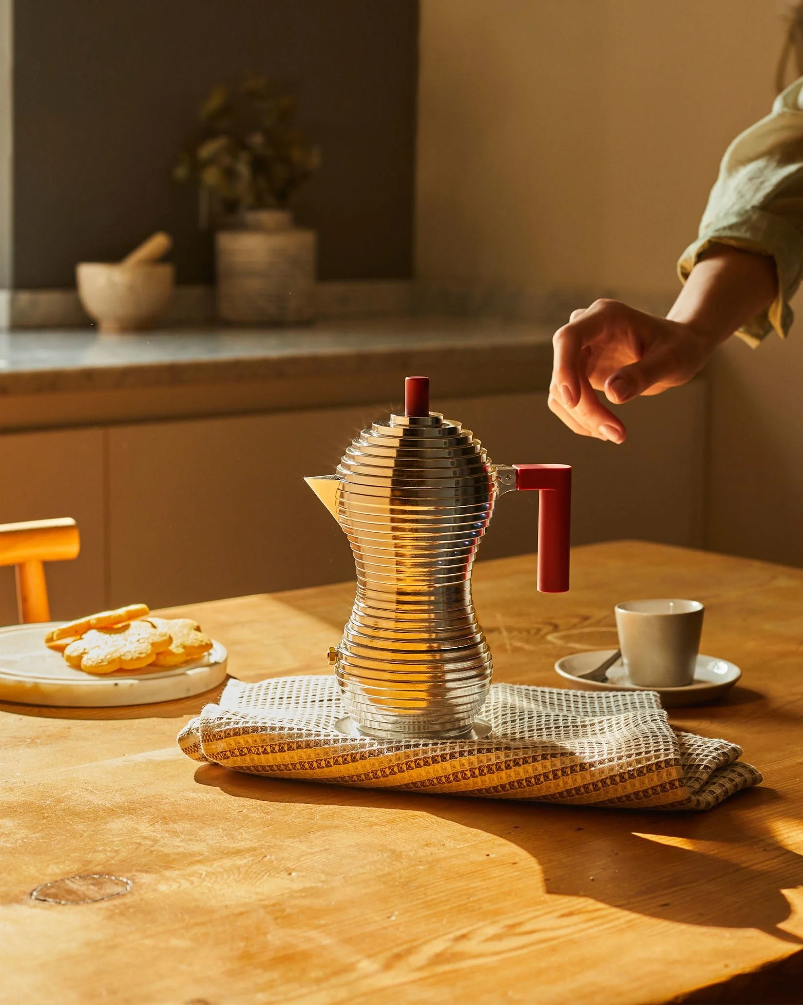 alessi-pulcina-red-6cup-lifestyle.jpg