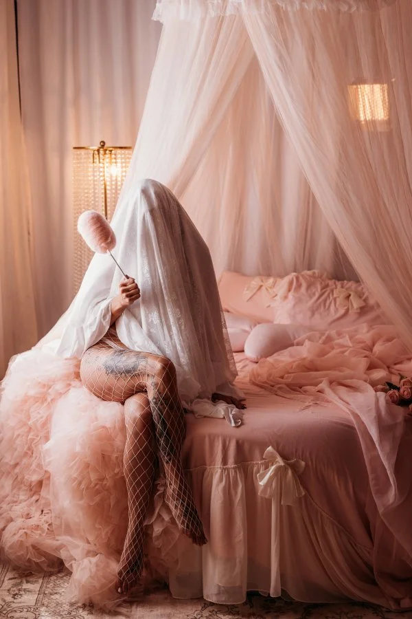 Ghosts Halloween mini: sheet ghost with pink cotton candy on a ruffled pink bed