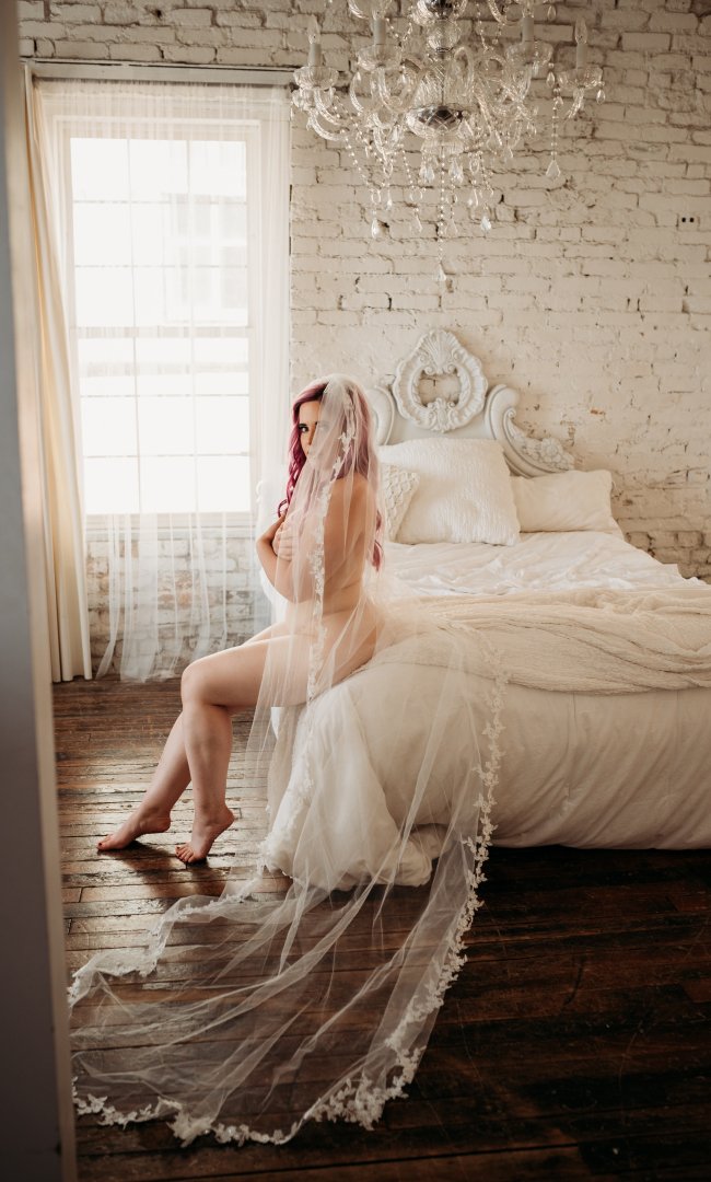 Why Utah Brides Are Choosing Private Boudoir Photography During Wedding Planning Season