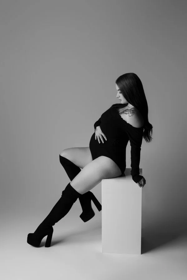 Maternity Boudoir vs. Traditional Maternity Photos: What's the Difference?