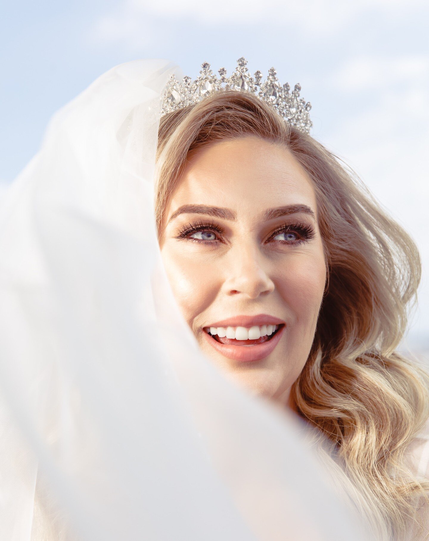 Make-up and hair make an incredible difference on your wedding day. If
you choose the right makeup artist, they will relax you and make you feel
calm and relaxed. You want to look your very best and feel your very
best inside as well, making the most