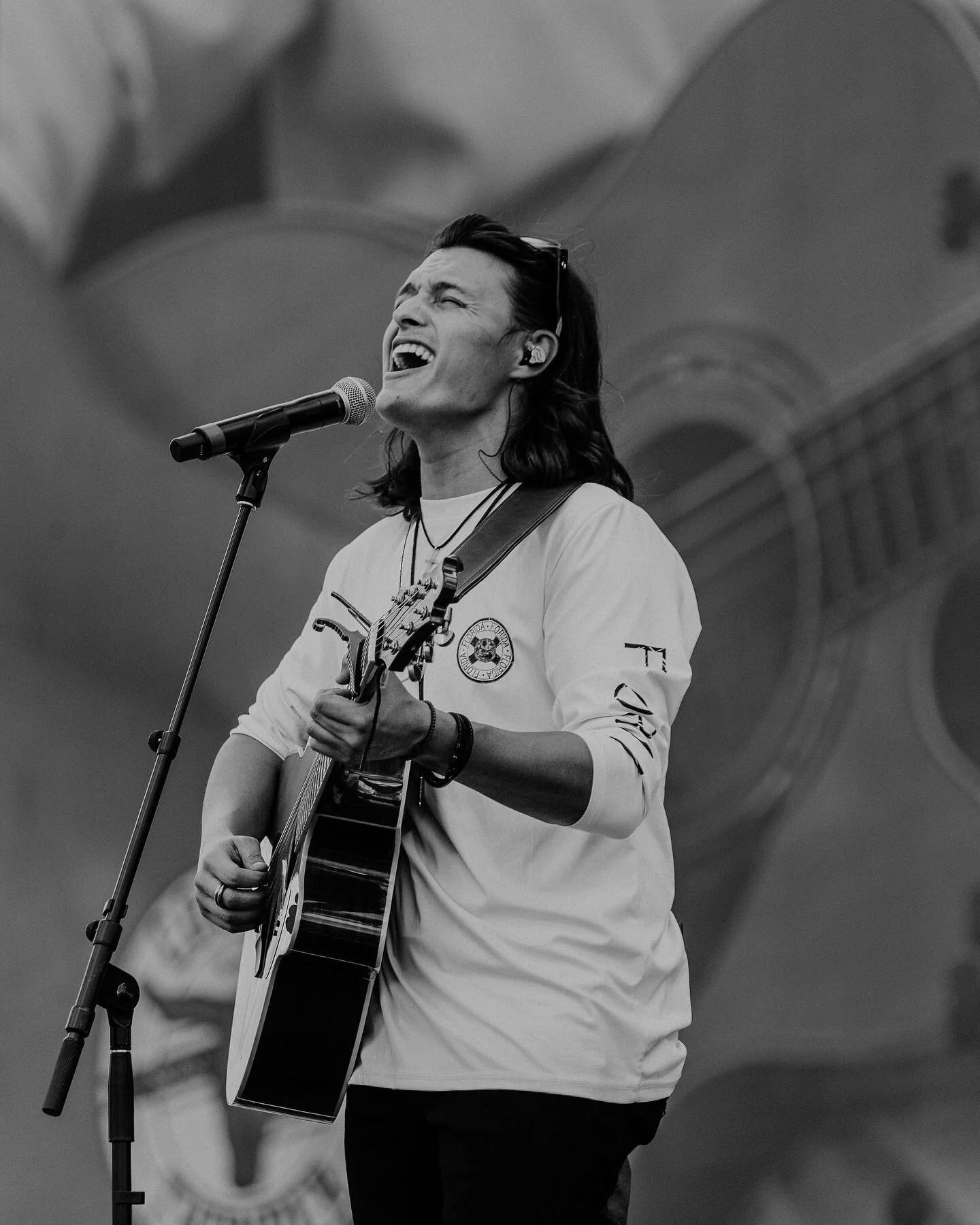 swipe for 🤠👀 Saturday was something else!! There were so many people already there at 2pm for @morganwallen , most with no idea who I was. Soo obviously me and the band had to let ‘em know haha🫡 What an opportunity and privilege. If you were