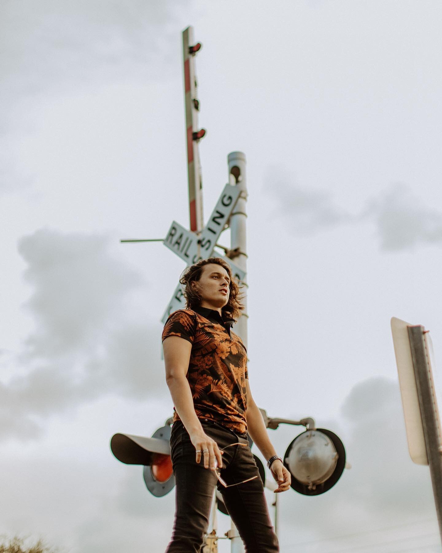 Long Train Runnin’ 🚂  @brittanylemirephoto #soulfulcountrymusic #explore #exploremusic #musicrow #getoffthetracks #ineedtohitchest