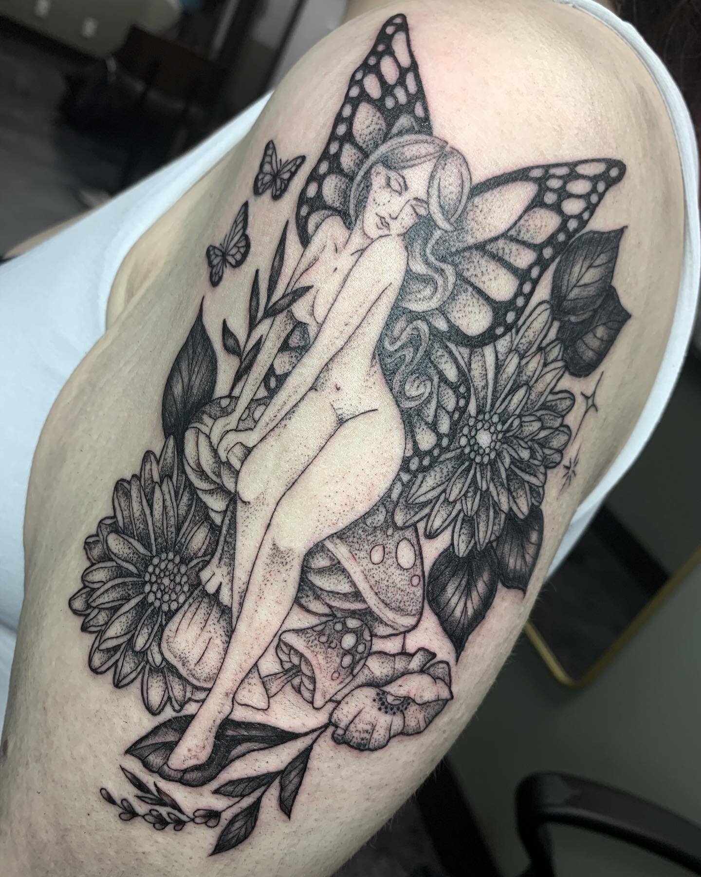 ✨Fairy lady done last night.✨taking bookings for June and July. Schedule change starting June: Tuesday Wednesday Friday Saturday (all by appointment only) for all inquires please email me.