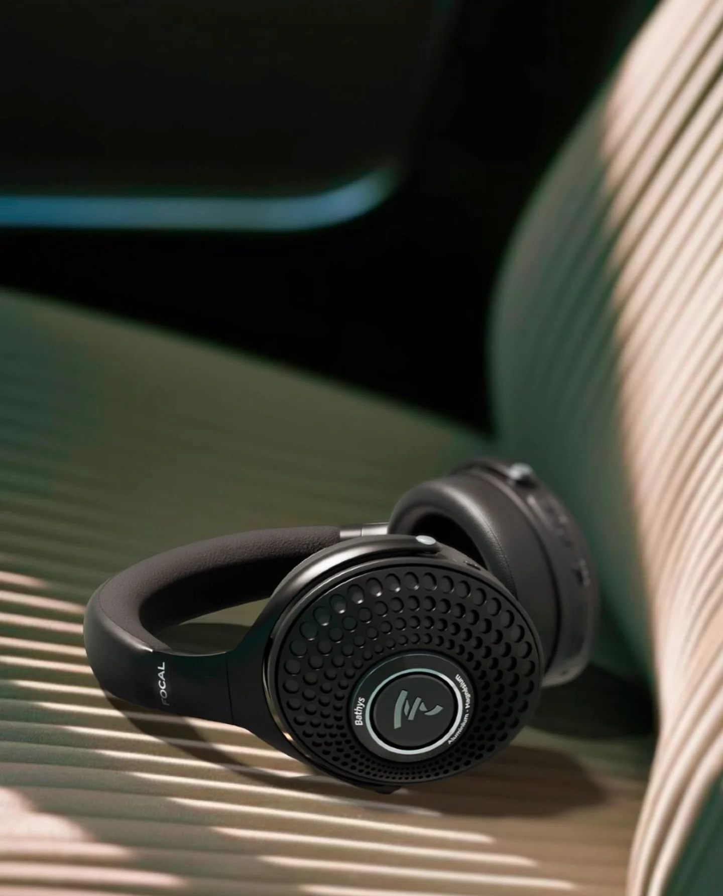 HIFILORD, located in Antwerp, offers a refined selection of audiophile-grade equipment, and the Focal Bathys Deep Black is one of the standout picks. Priced at €799, this model is part of HIFILORD’s “Rule of Three” curated appr