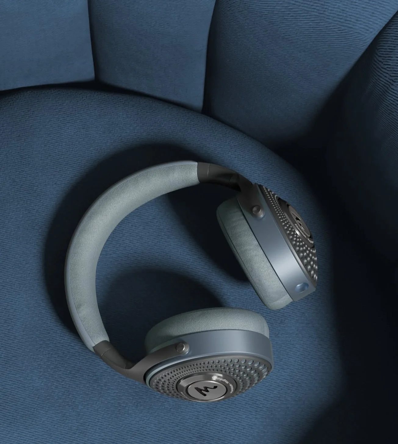 Dive into the world of refined audio with the Focal Azurys—a stunning closed-back headphone that pairs Focal’s signature sonic clarity with an enchanting blue inspired by the azurite stone
Duik in de wereld van verfijnde audio met de Foc