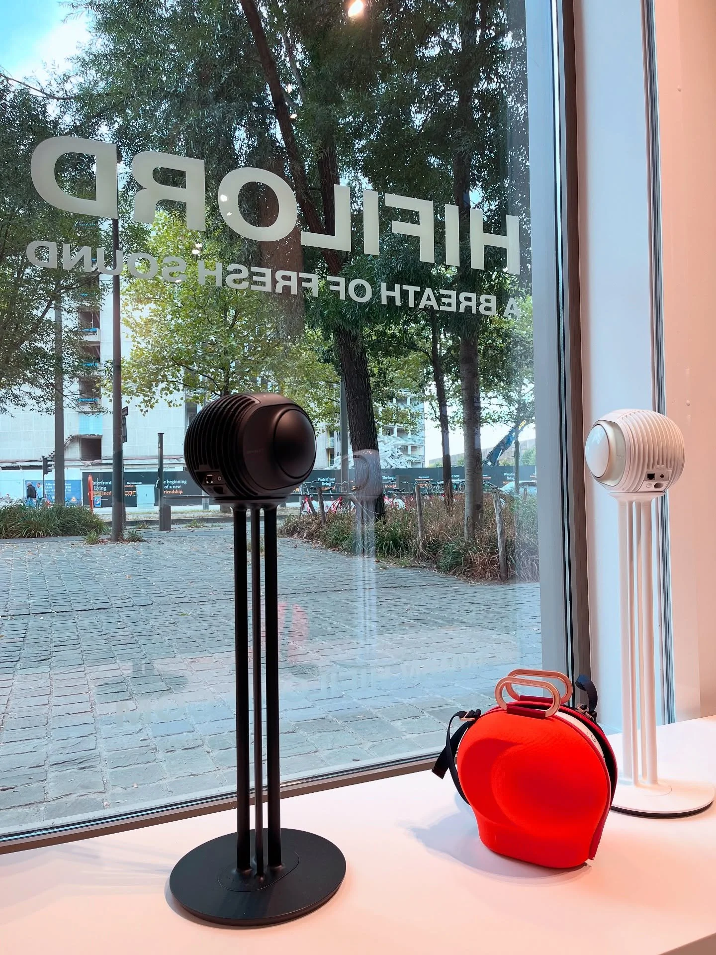 Experience the unmatched power and precision of the Devialet Phantom, available at Hifilord in every form to suit any room or situation.
Ervaar de ongeëvenaarde kracht en precisie van de Devialet Phantom, verkrijgbaar bij Hifilord in elke vorm