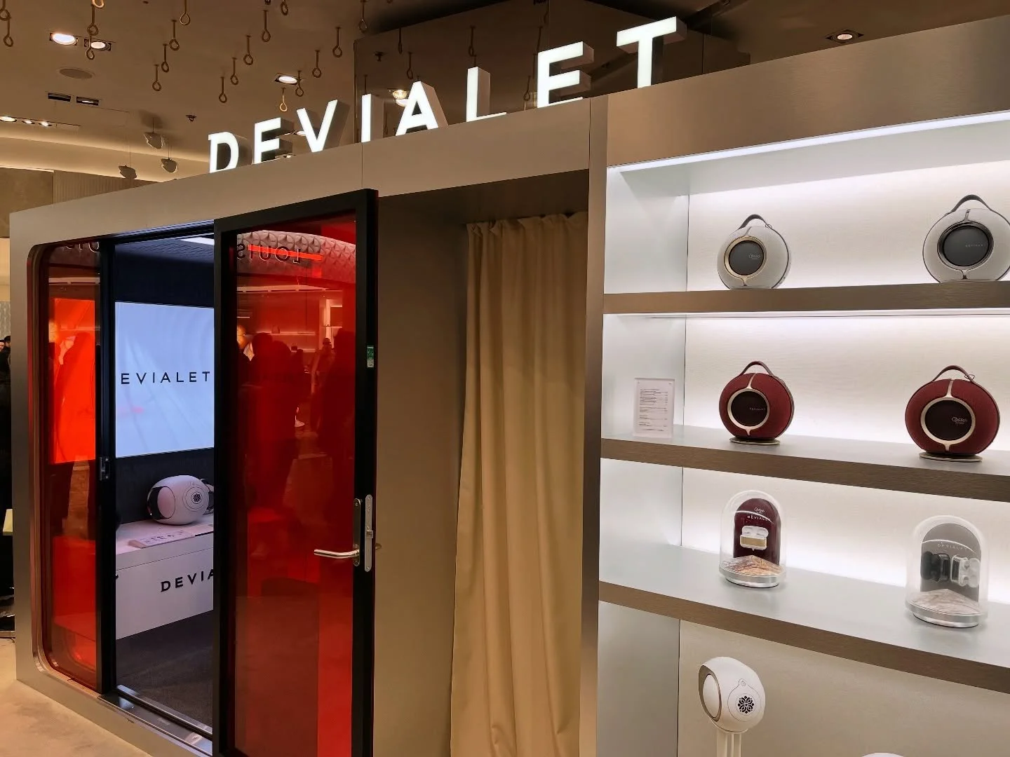 Een bezoek aan Parijs leidt ons altijd naar het buitengewone geluid van Devialet. Ontdek de prachtige pop-up in Galeries Lafayette Paris Haussmann — een prachtige onderdompeling in geluid en design.