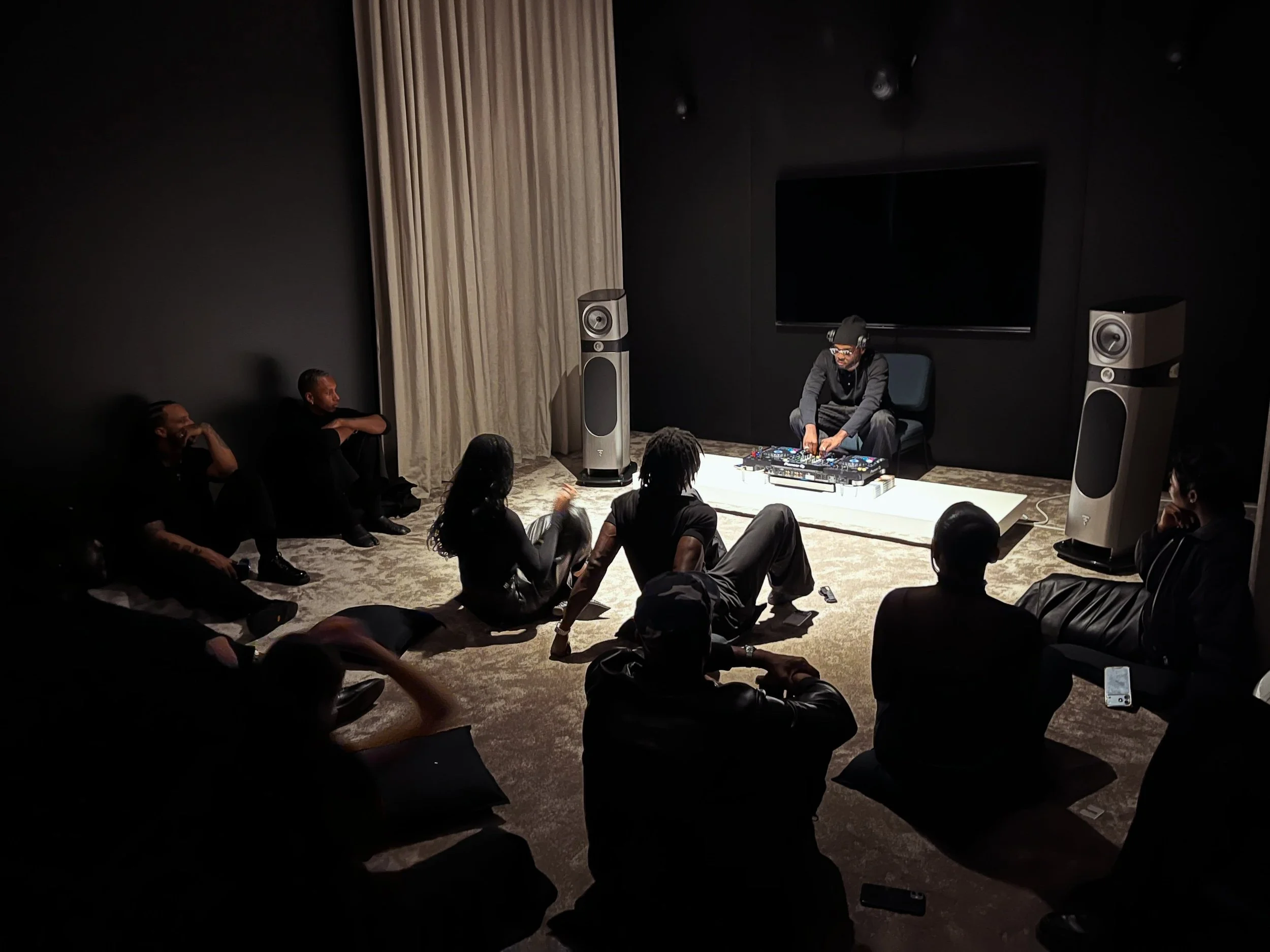 Curtains closed. Lights low. Everyone on the floor, focused, present, listening. This is what sound feels like when the system disappears and only the music remains.

Port Sounds 01 &mdash; HIFILORD x @pret.a.port 
A closed listening session curated 