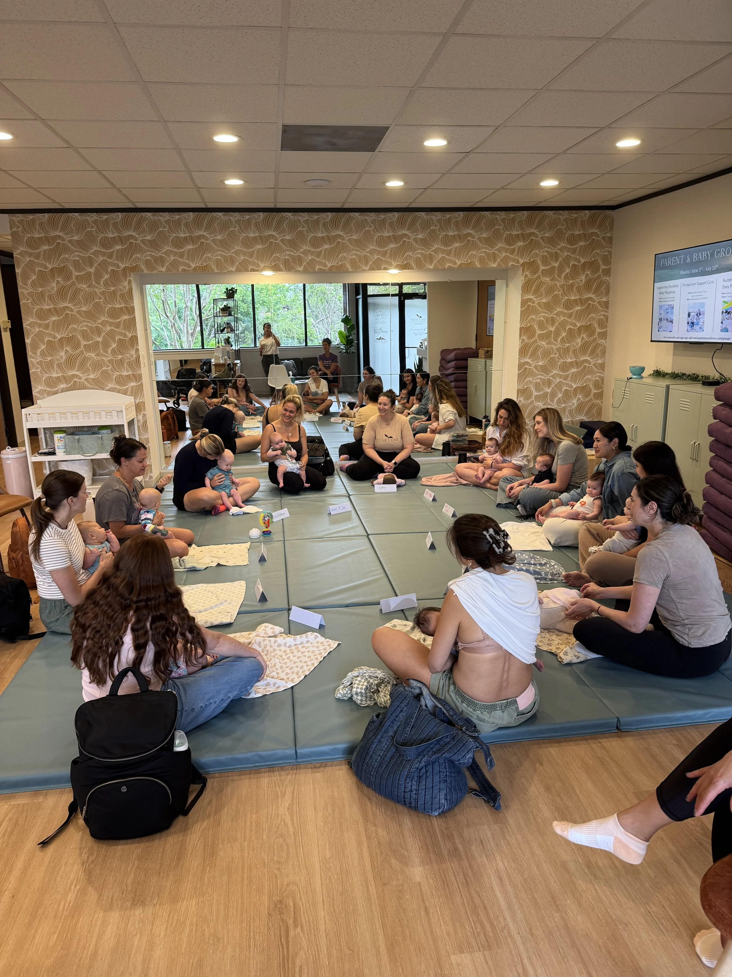 Benefits of baby play classes and sensory exploration for babies and caregivers.