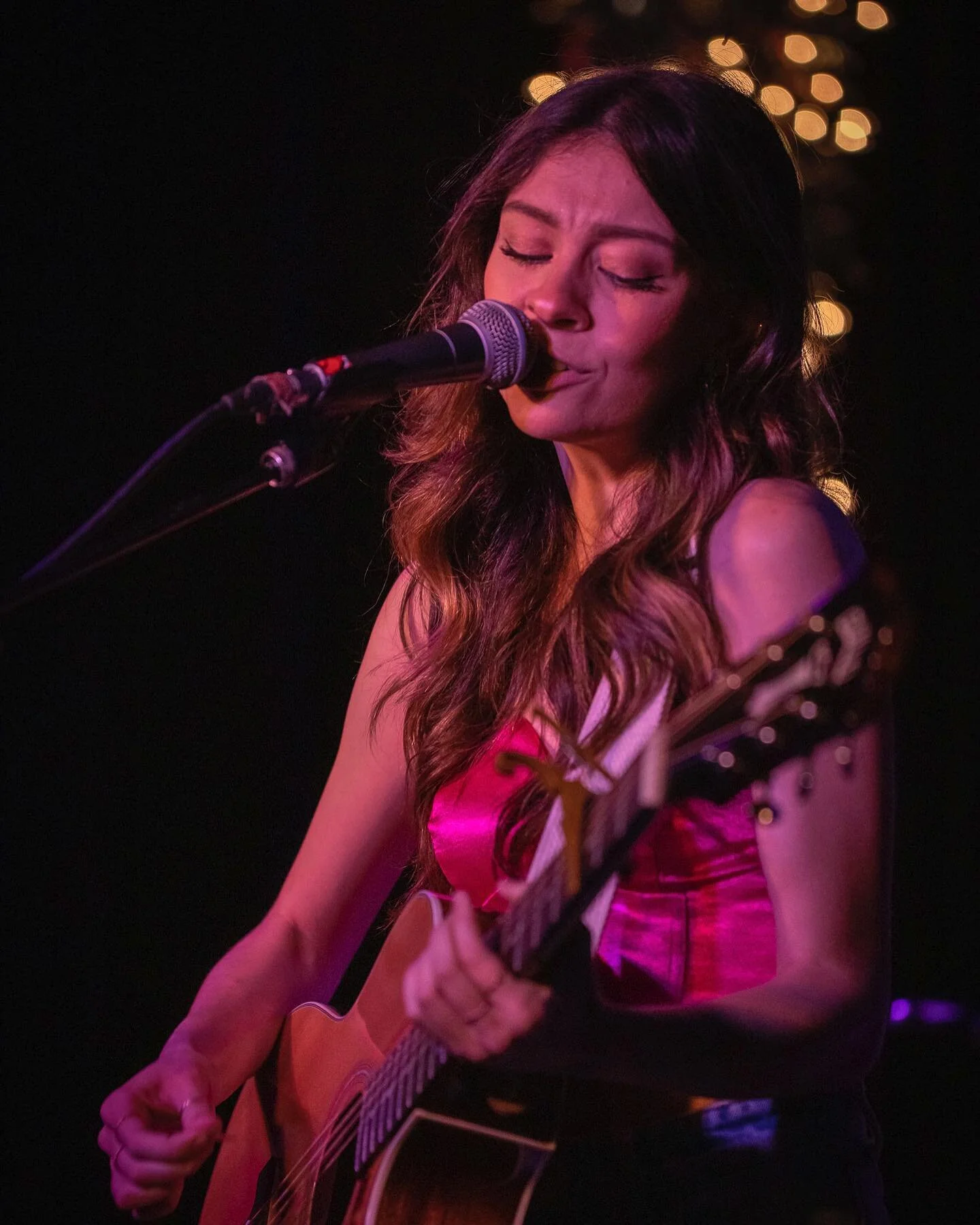 thinking about our last show at the Basement 🤍✨ where should we play next?? 
.
📸: @musicneighbors 
.
#newmusic #newartist #songwriters #nashvillewriters #indiemusic