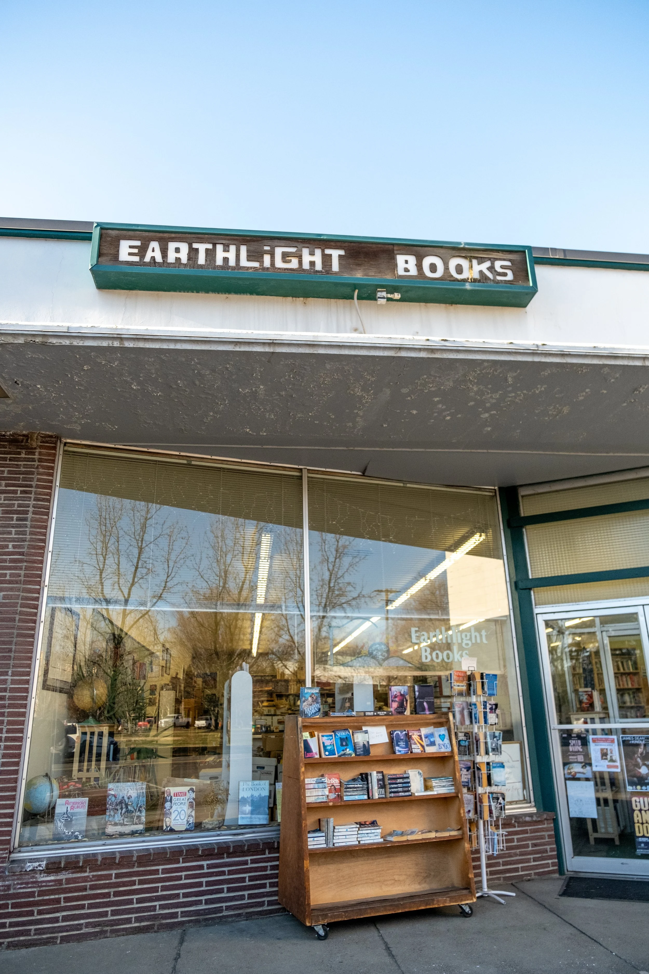 Earthlight Books