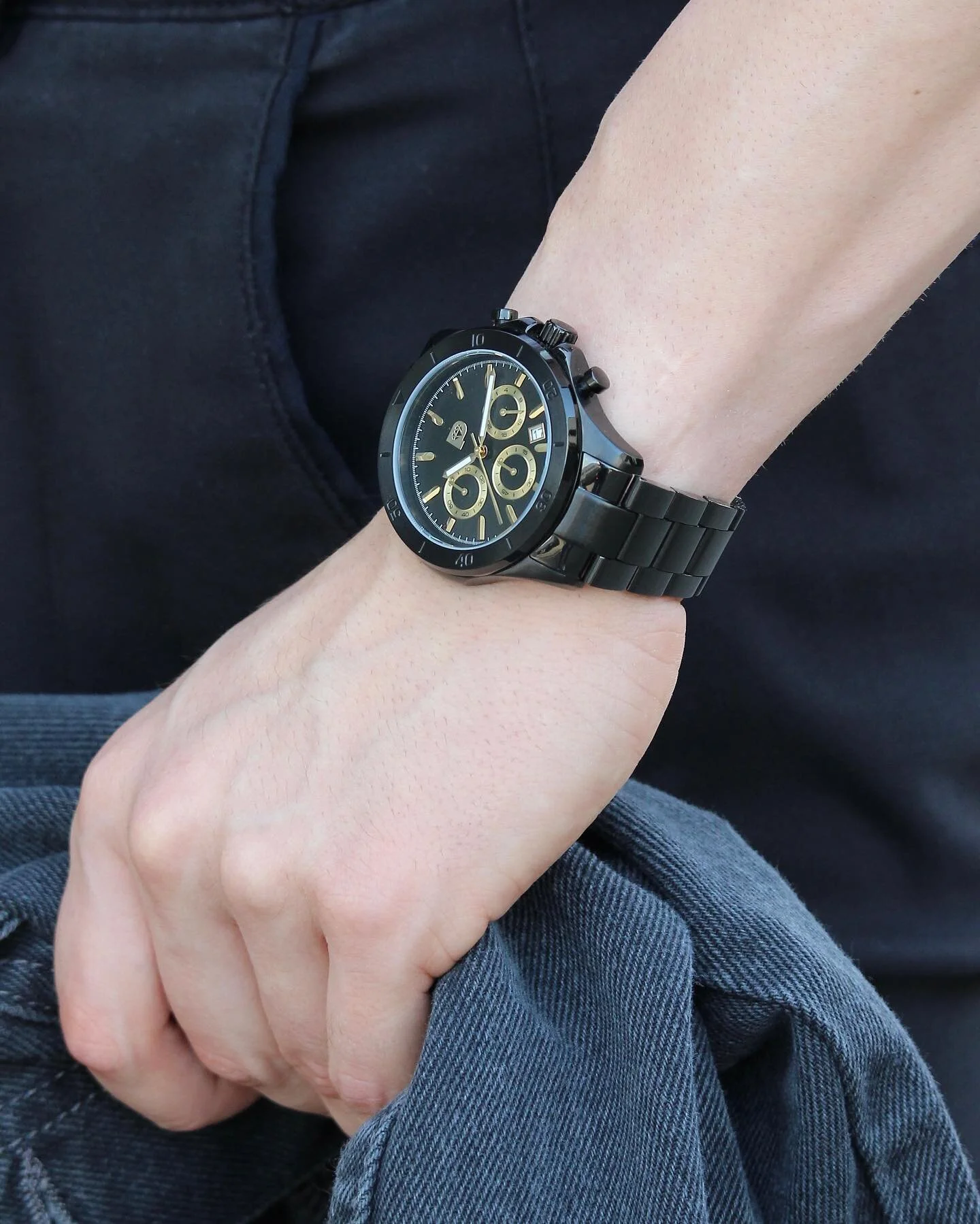 ONYX BUNGI ◾️

&bull;Size: 42mm
&bull;Case Thickness: 11.5mm
&bull;Strap Width: 20-18mm
&bull;Casing: Stainless steel (black colored)
&bull;Strap: Stainless steel (black colored)
&bull;Movement Type: Japanese quartz
&bull;Waterproof: Case Water Resis