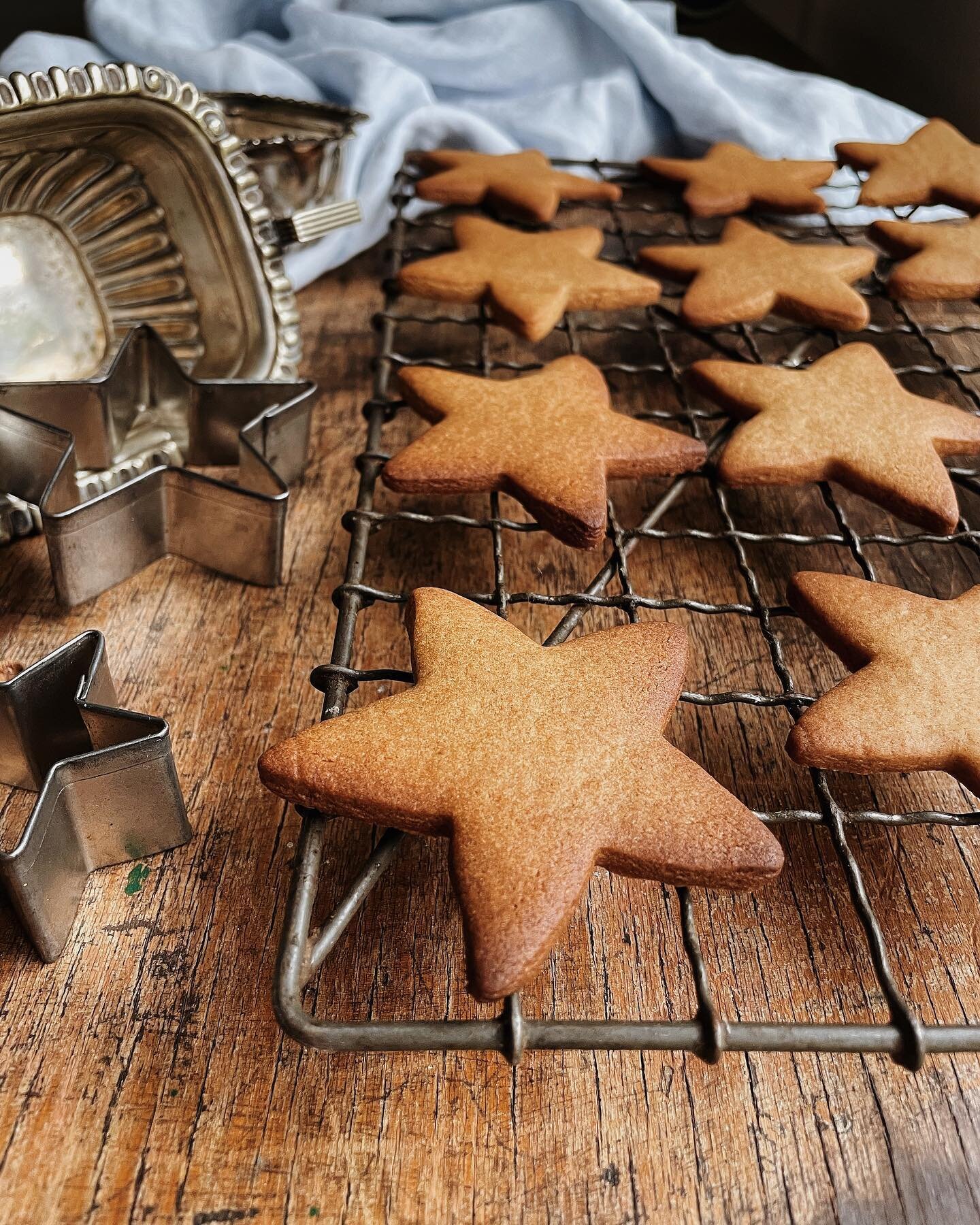 Running a bit behind schedule this week, so just select biscuits out and about tomorrow (probably a bit later than usual), and no macarons sorry. #christmasgingerbread #gingerbread #biscuits #theflourmillerswifebiscuits
