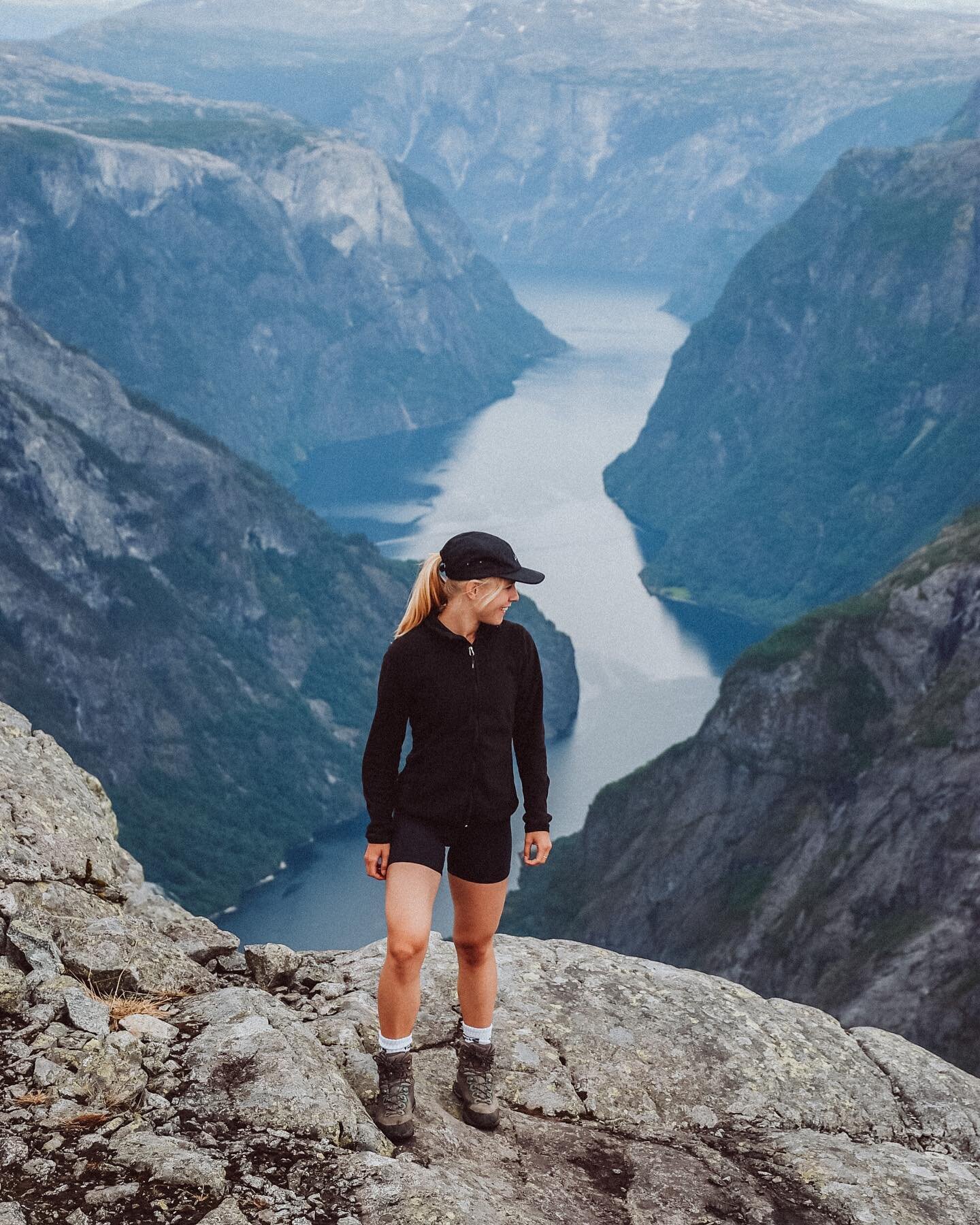 Spending time in the mountains is probably  one of my greatest sources of energy.
Specially when the view looks like this 💙
&bull;
&bull;
&bull;
#norway #norwaytravel #swissmountaingirls #moutaingirls #rausaberrichtig #whateverman #whatevermanlifest