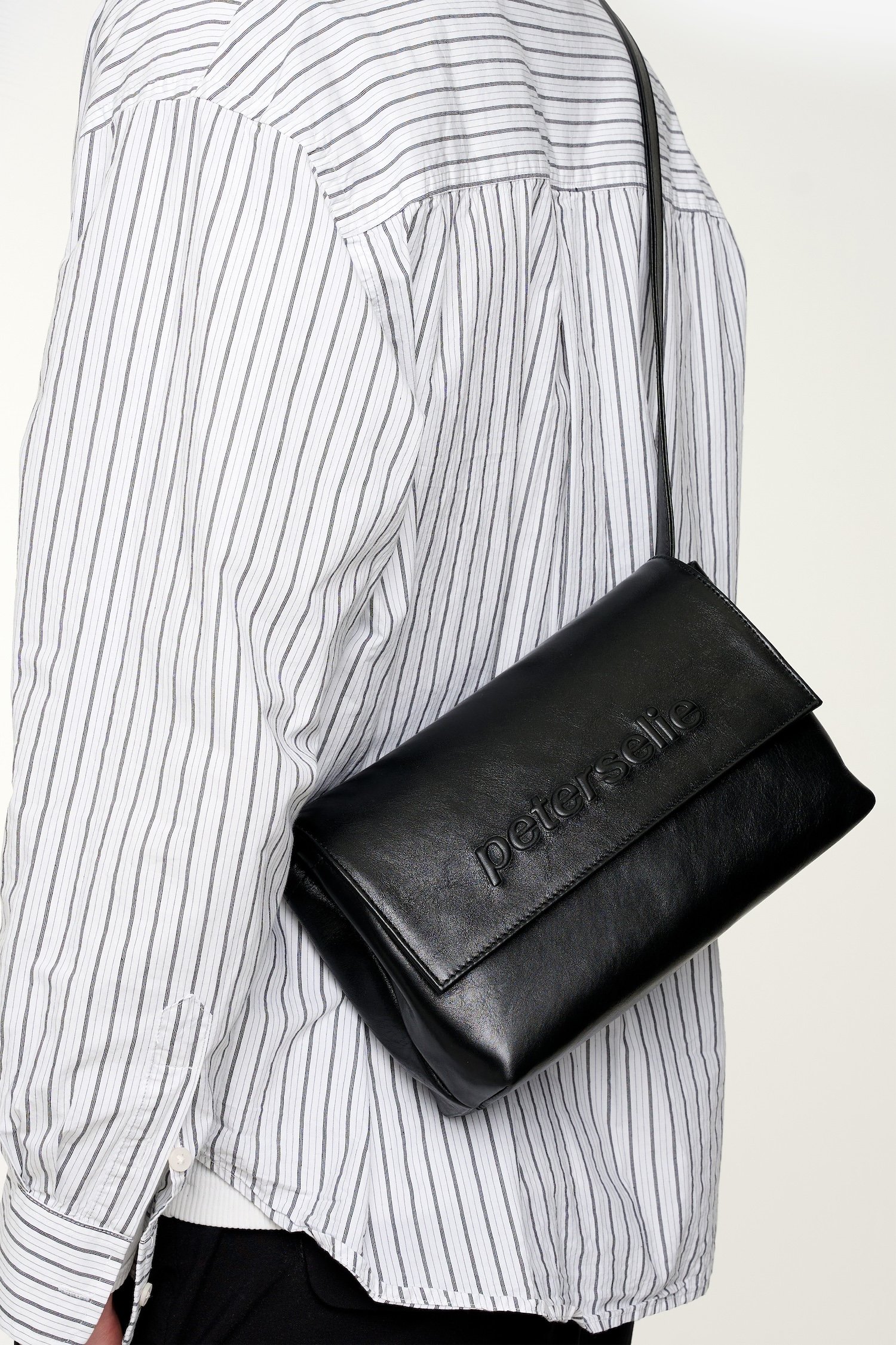 ps_02m_black_model.jpg