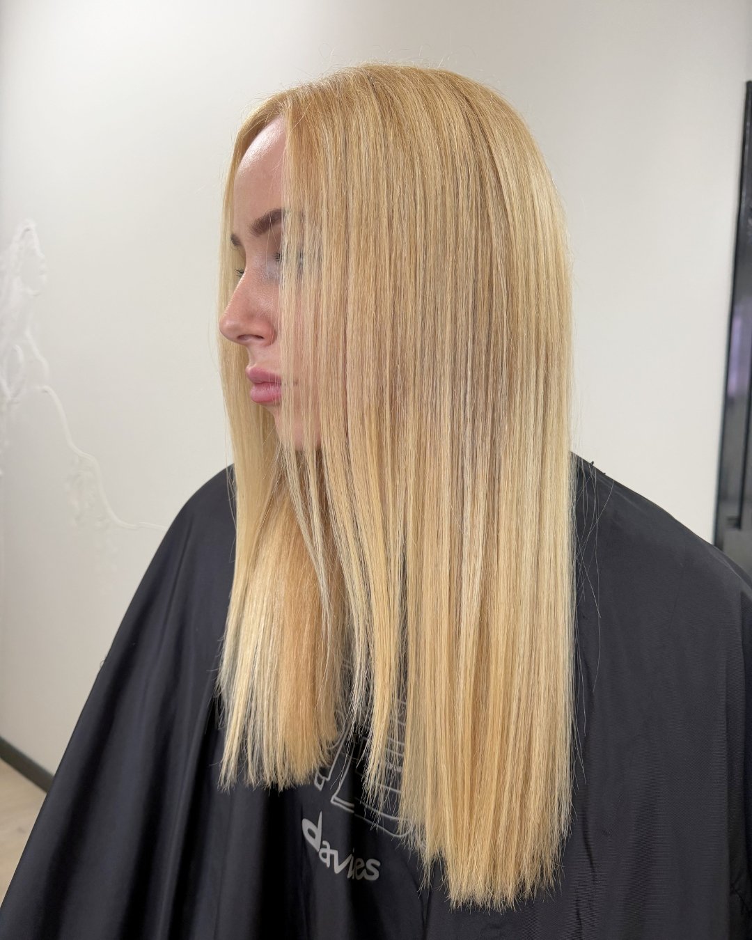 this is where blonde makes an impact

a high lift refresh by Chloe, focused on creating clean, striking brightness with a controlled, considered approach

Chloe specialises in all things blonde, and this refresh is a reflection of her precision and c