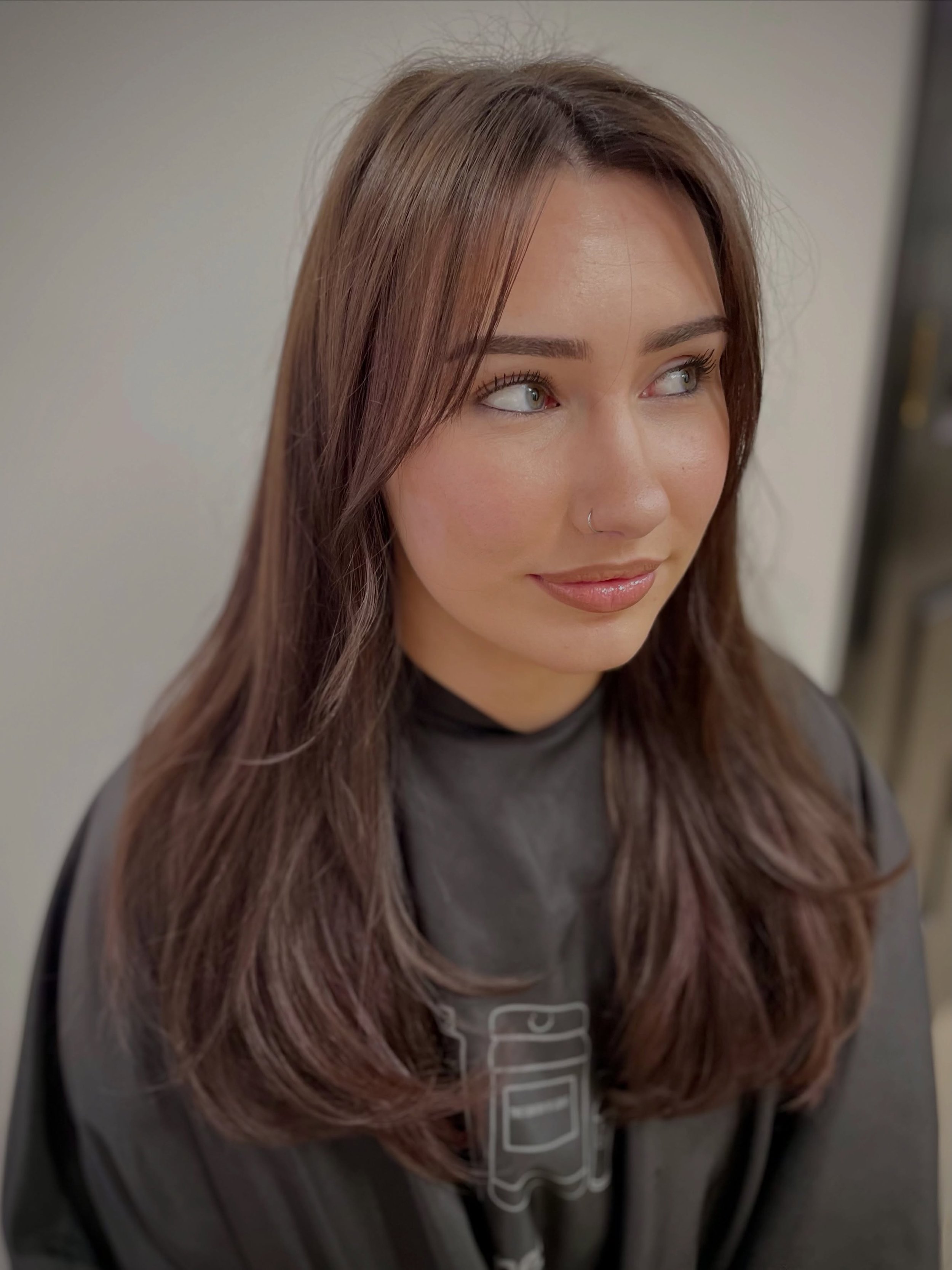 rich brunette tones will always have our attention

Ceidar transformed these blonde highlights into a rich chestnut brunette with seamless tone and incredible shine. a result that feels softer, healthier and effortlessly elevated

the depth, shine an
