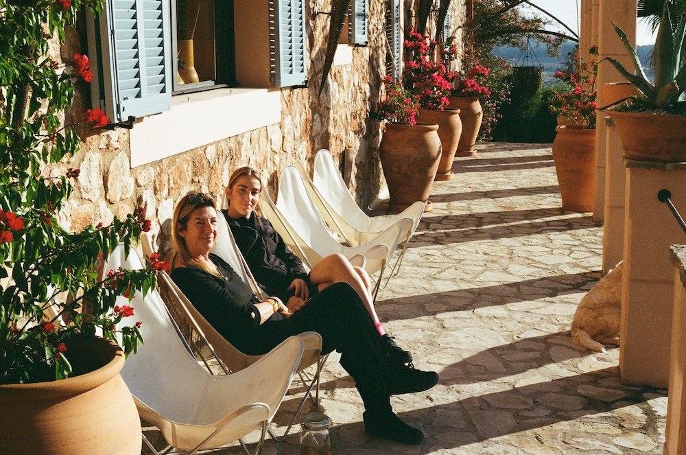 Two woman sitting on the terrasse