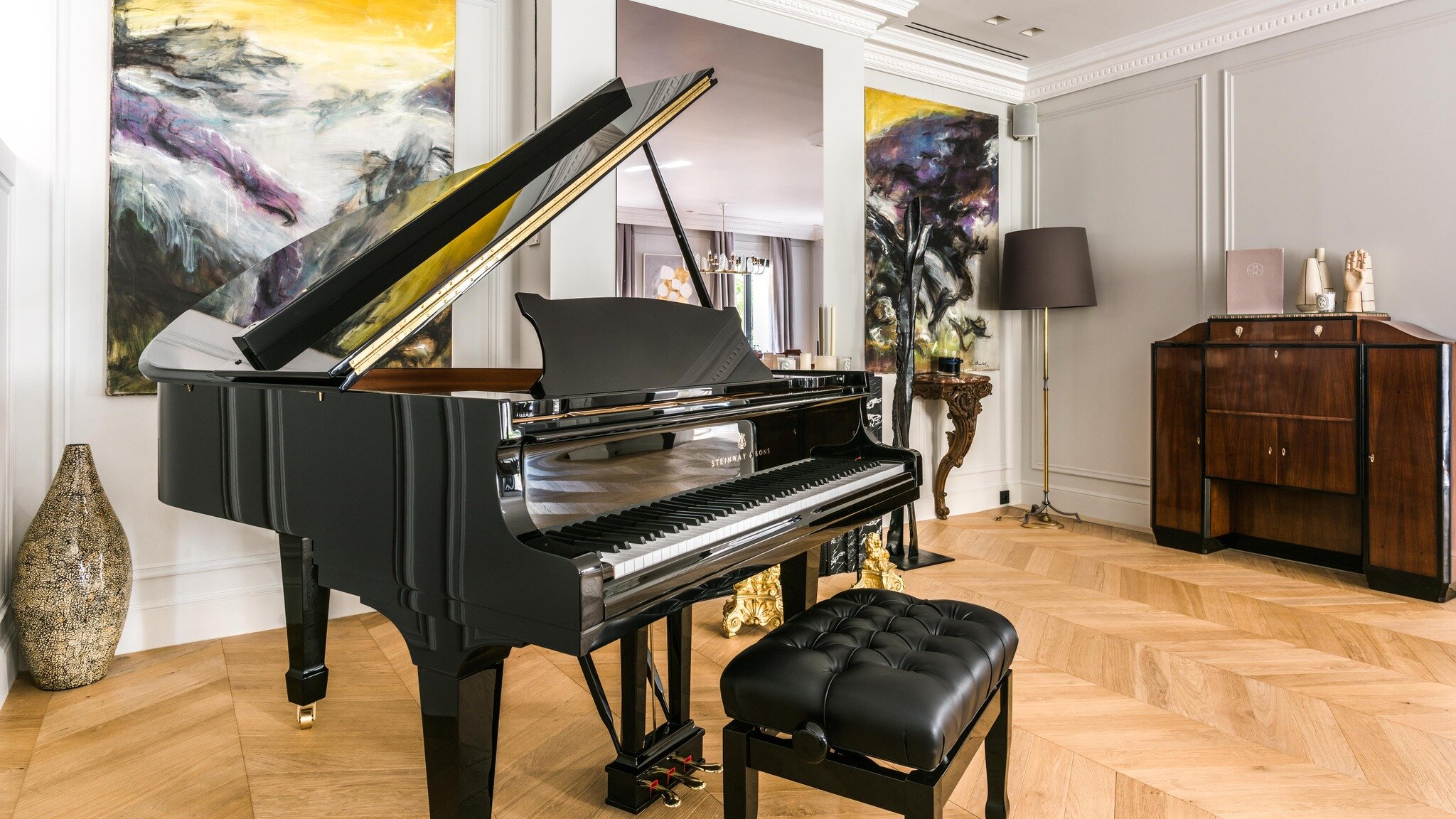 The spacious living area showcases a magnificent piano and and multiple works of art.

#maisonmontespan #maisonmontespanparis #hotelparticulier #luxuryhouse #privatehouse #interiordesign #patiodesign #parisrooftop #rooftop #luxuryrooftops #paris #mai