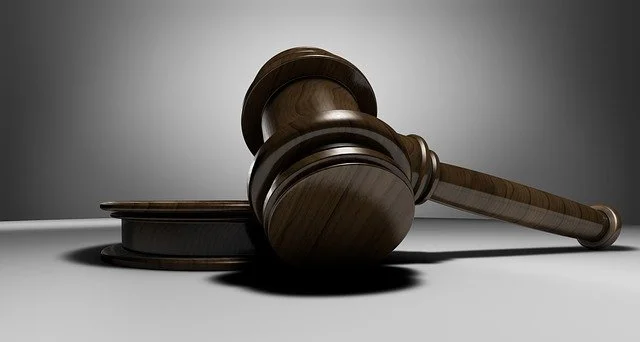 Wenn man sich selbst hilft: zu der sinkenden Anzahl von Sozialrechtsanwält*innen und der wachsenden Anzahl KI-generierter Widersprüche in der Sozialen Arbeit