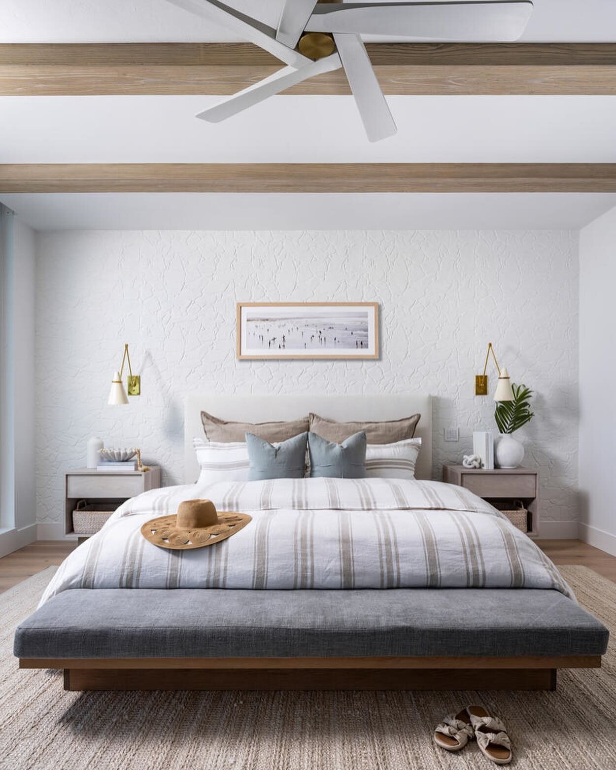 A fresh and understated take on modern coastal &hellip; just add beach views 🪄
Swipe to see the blank canvas we started with. 
#kaleabay #harperhausinteriors #makeyourhausahome #beforeandafter #transformation #hometransformation #coastalbedroom #flo
