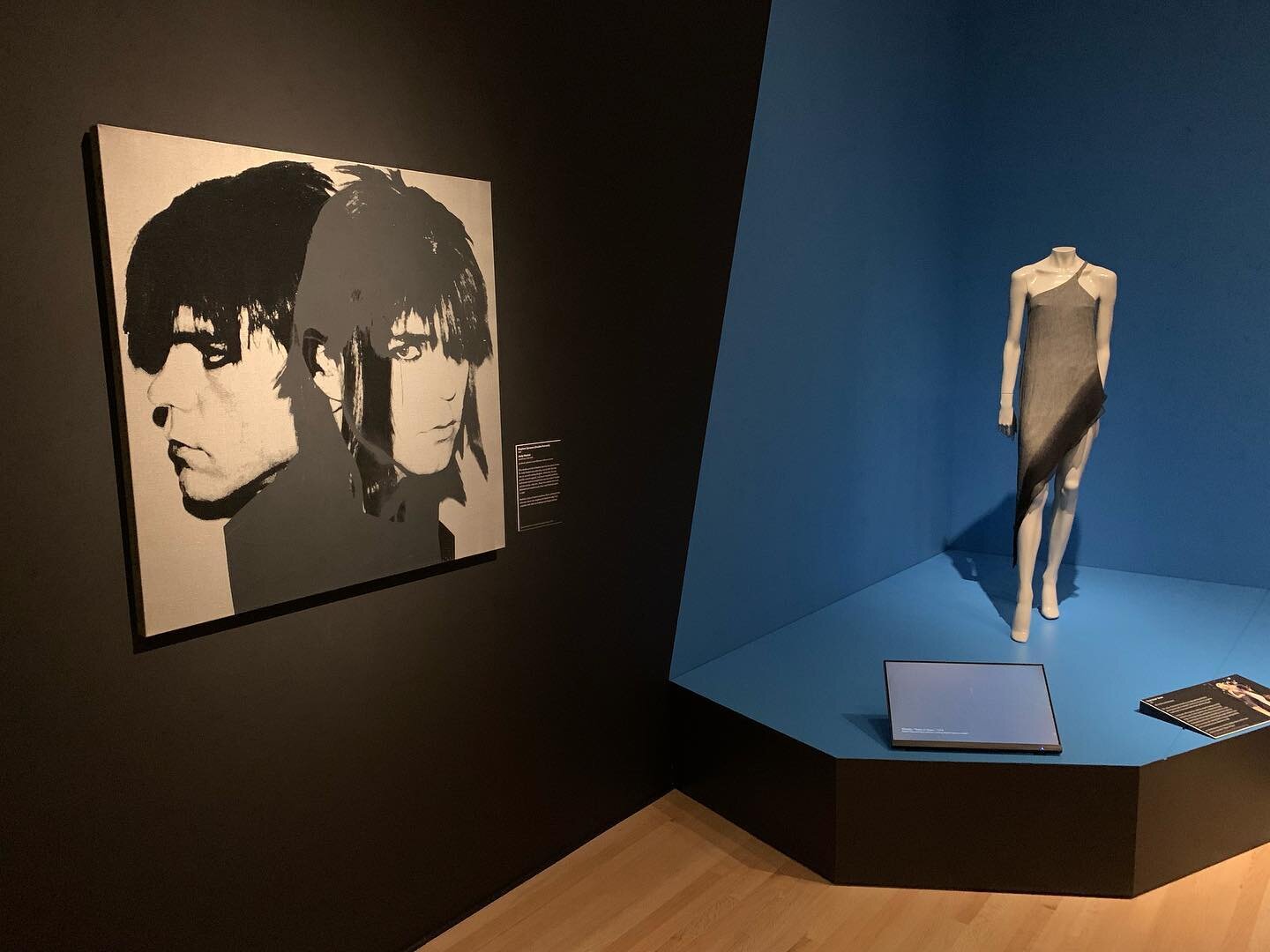 Stephen Sprouse: Rock | Art | Fashion at @newfieldstoday On view until April 2023.
#stephensprouse