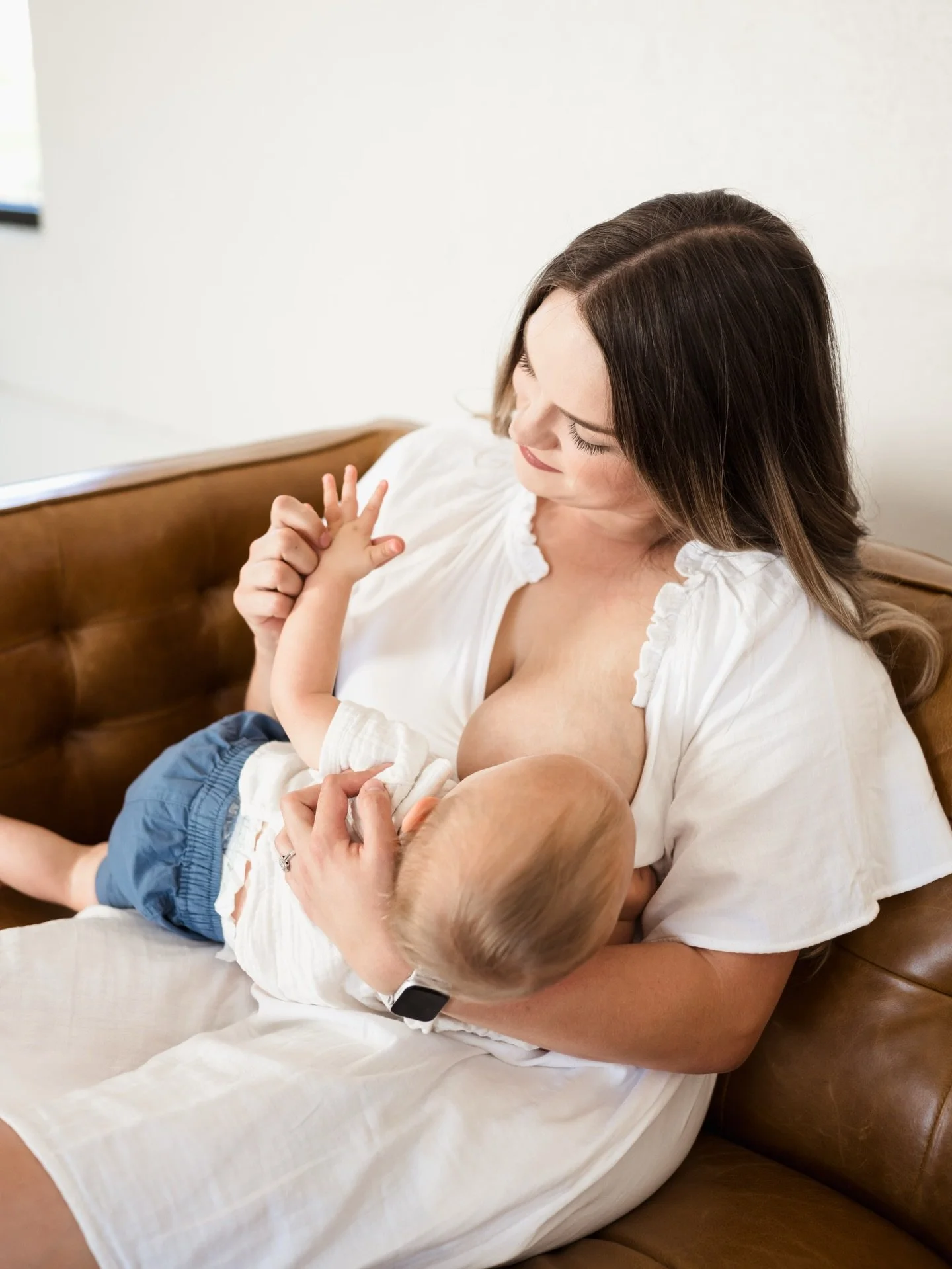 Breastfeeding is a journey &mdash; and it doesn&rsquo;t always come easily 🤍

While it&rsquo;s natural, it&rsquo;s also something many families need time, practice, and support to learn.

Here are few tips to help you on your feeding journey ✨
- Foc