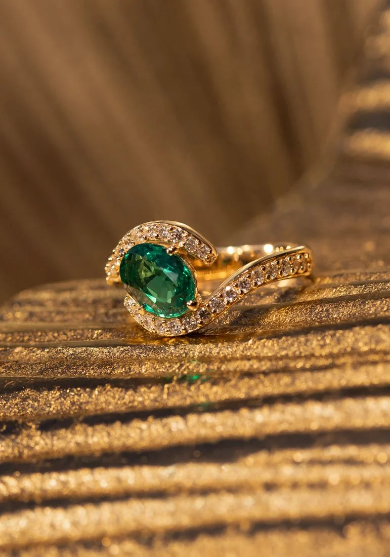 emerald-wave-ring-14k-gold-o-collection-jewelry-ss2025-1.jpg