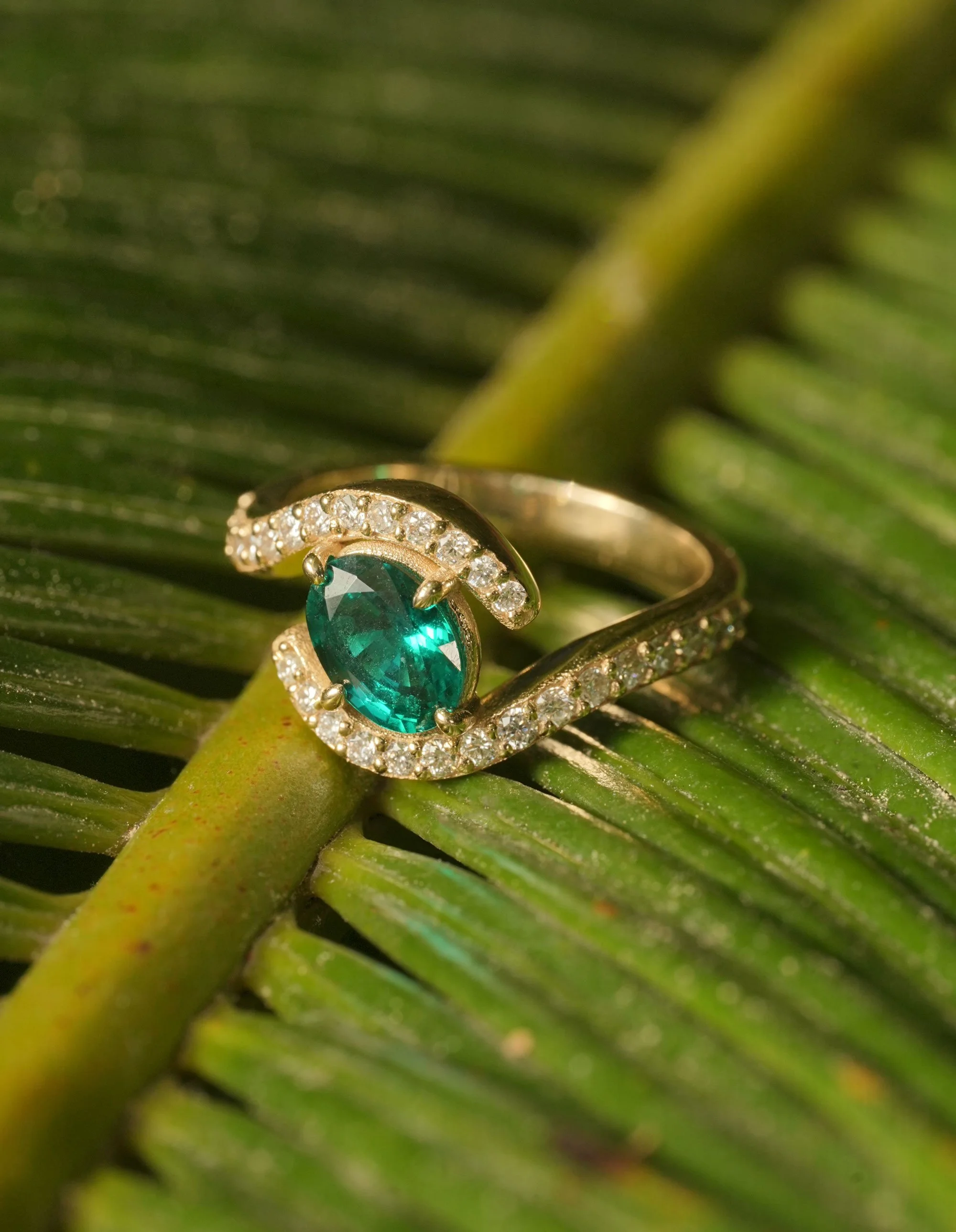 spiral-gold-ring-emerald-o-collection-jewelry-5.jpg
