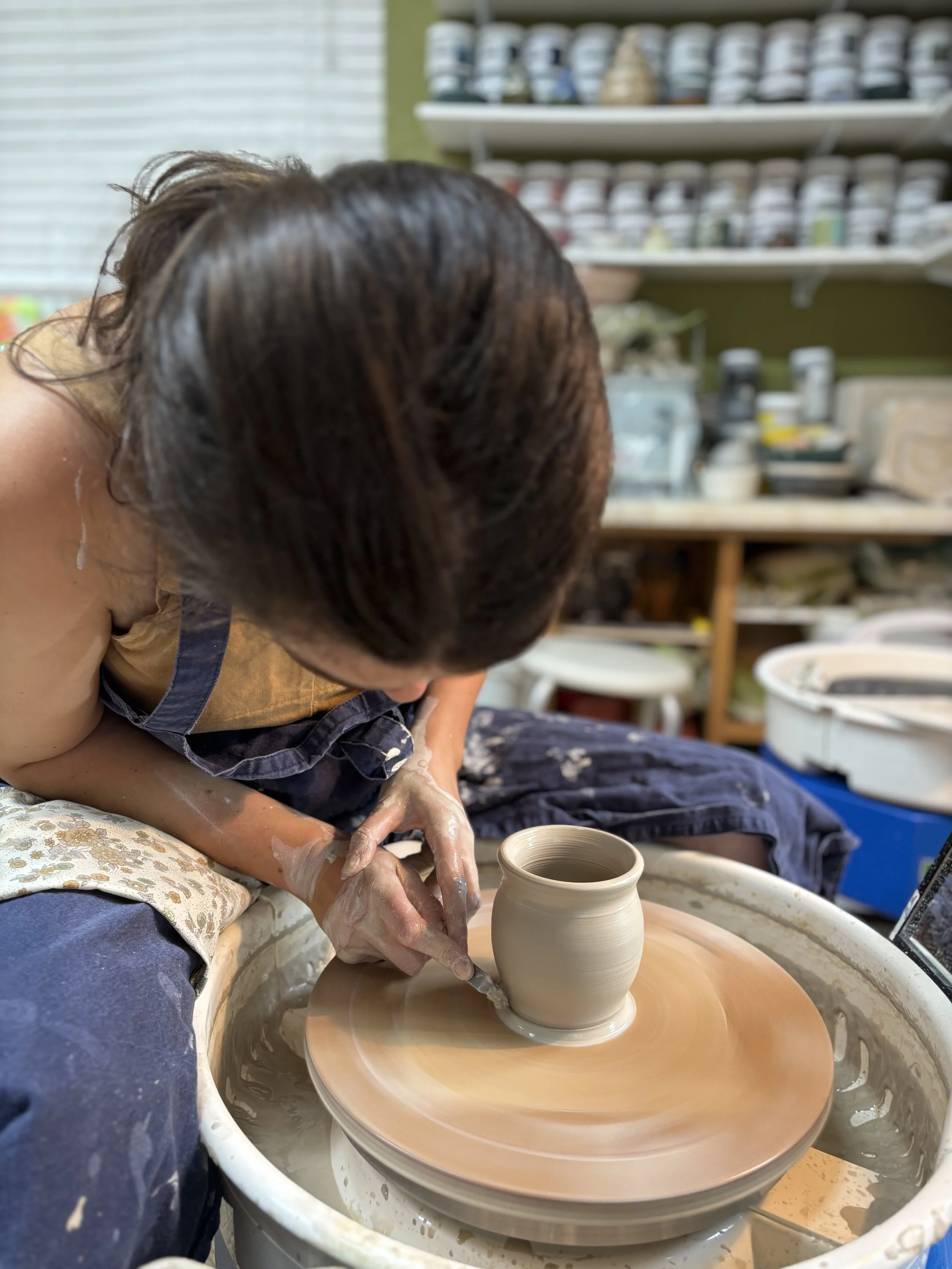   
 Lizzie has been throwing more mugs on her latest course! 
 