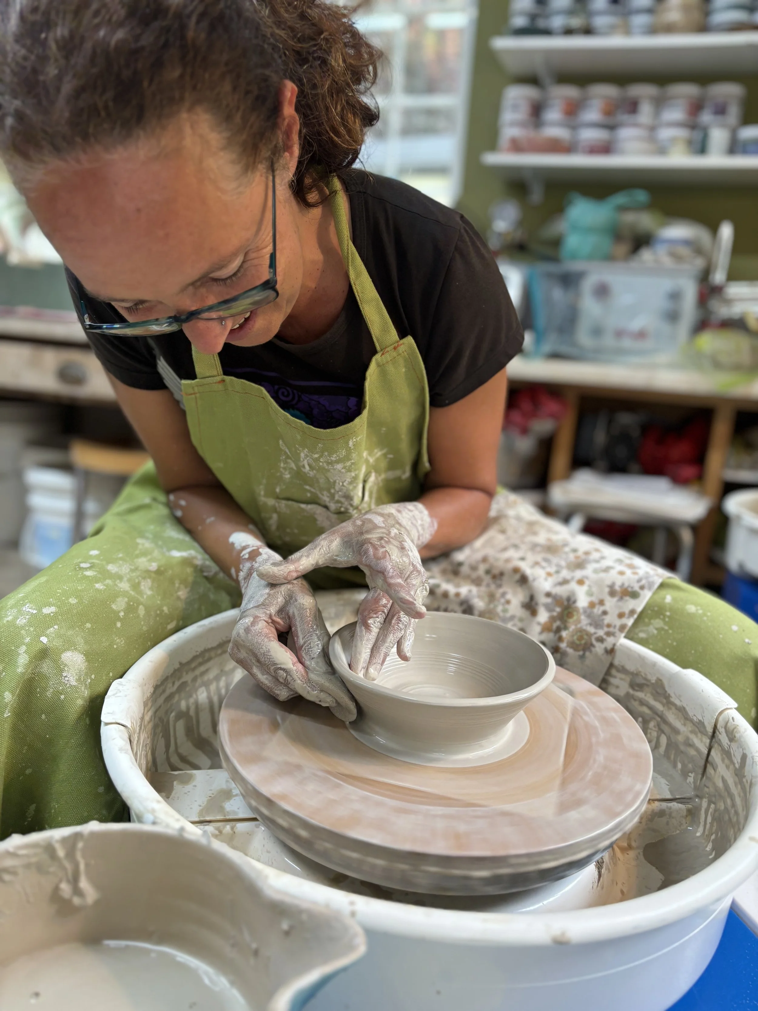   
 Miryam has been throwing low bowls at the start of her latest 5 week course! 
 