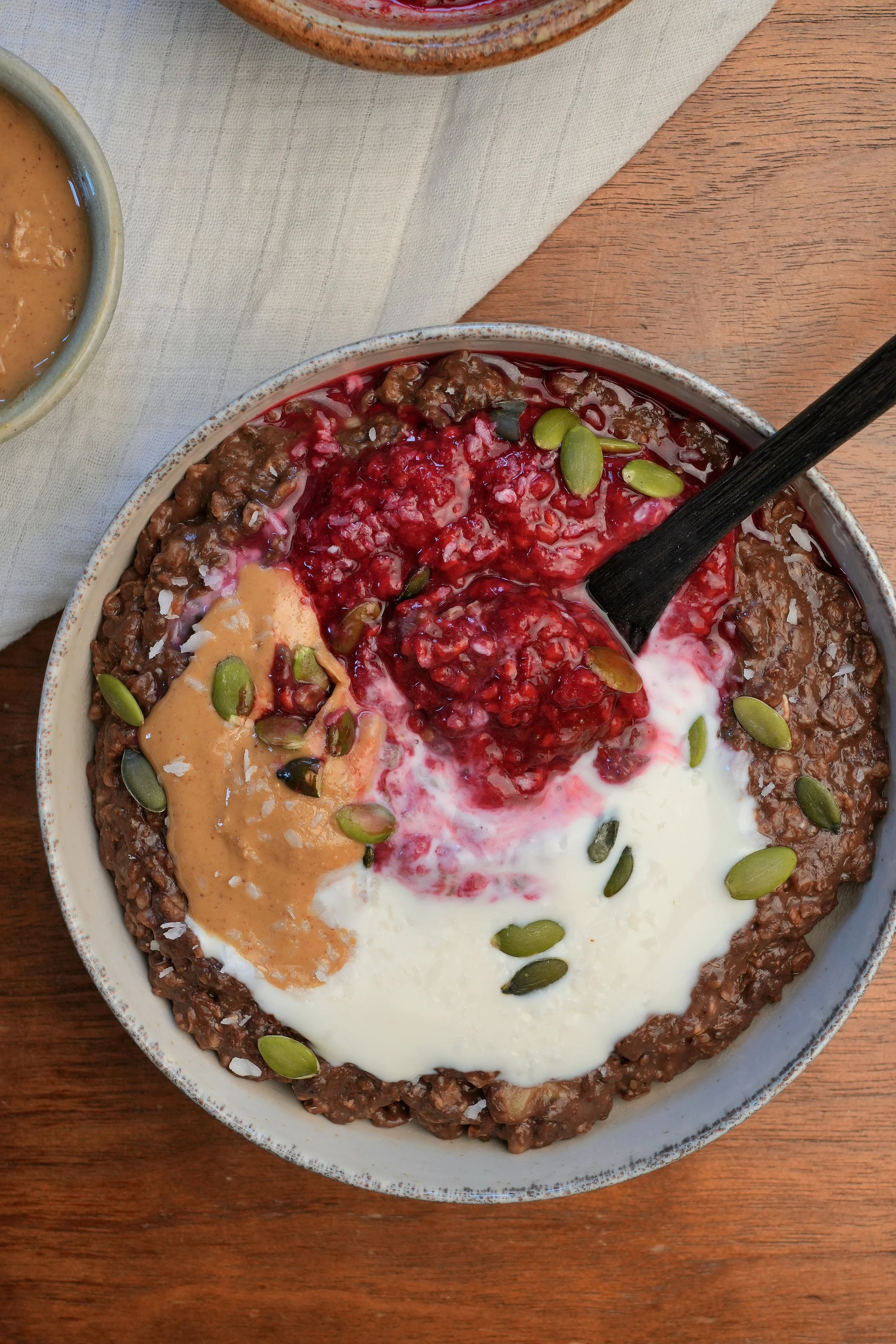 image of high fibre high protein vegan gluten free chocolate banana chia porridge oatmeal recipe