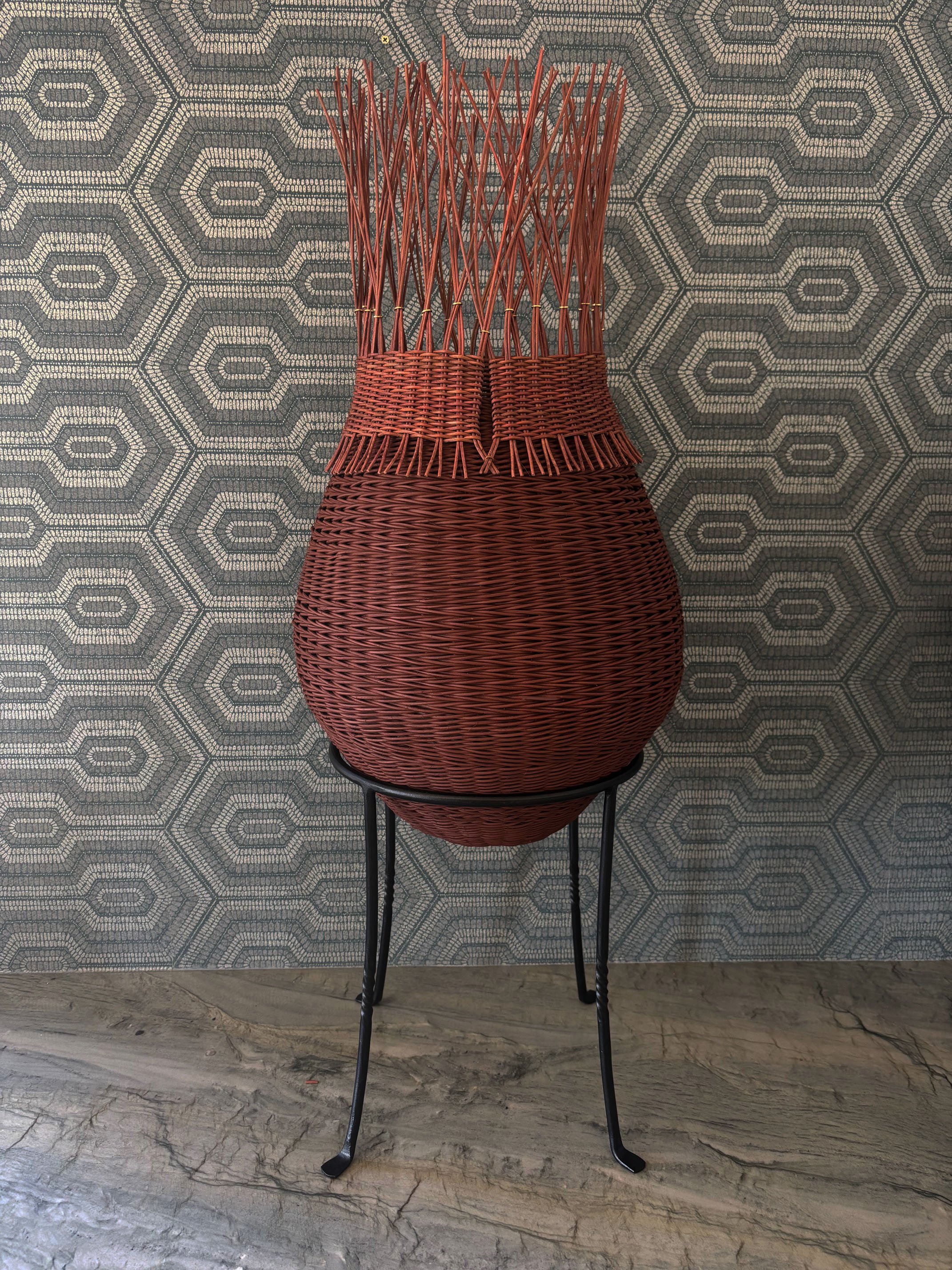 Woven pot with collar