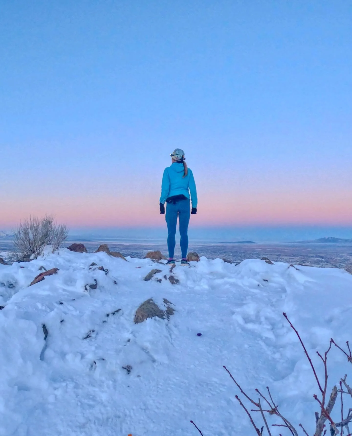 A gentle reminder: days when you&rsquo;re maybe second guessing yourself, there&rsquo;s someone else out there wondering how you make it happen. ✌🏼🌅 

#trainingday #morningrun #running #mountaintop #iloverunning