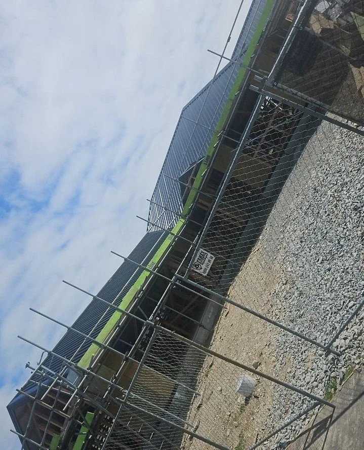 Roof on. Progress happening. Dreams loading. 🏡✨⁠
⁠
I LOVE a good progress pic&hellip; especially the home ownership kind.⁠
⁠
This amazing crew are mid-build on their next home and seeing it go from plans on paper to actual walls and a roof? So cool.