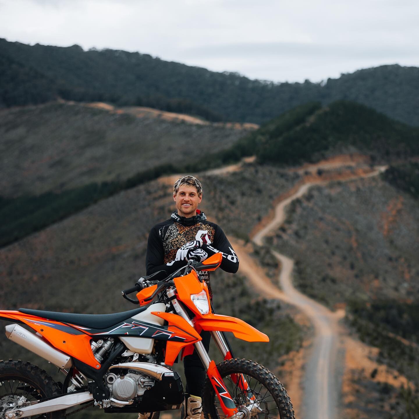 Latest vlog on the #ktm300exc is up on my YouTube now.
#linkinbio 

@peterstevensmotorcycles 

PC: @rileymatthews