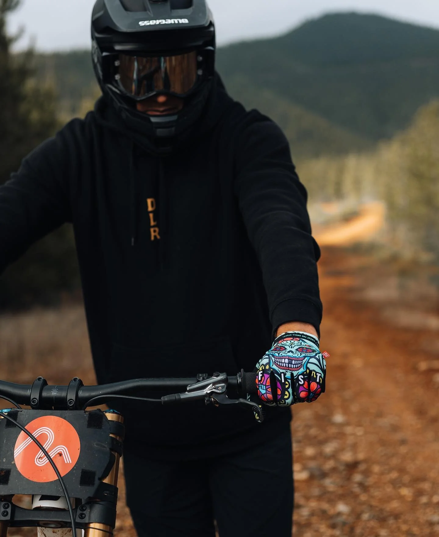 The legends at @fisthandwear have outdone themselves this time 🤌🏽

They&rsquo;ve even replicated the palm print to recognise the days where I used to cut my gloves to sneak past the UCI to race World Cups 😂
👊🏼❤️

#fistarmy #fisthandwear #signatu