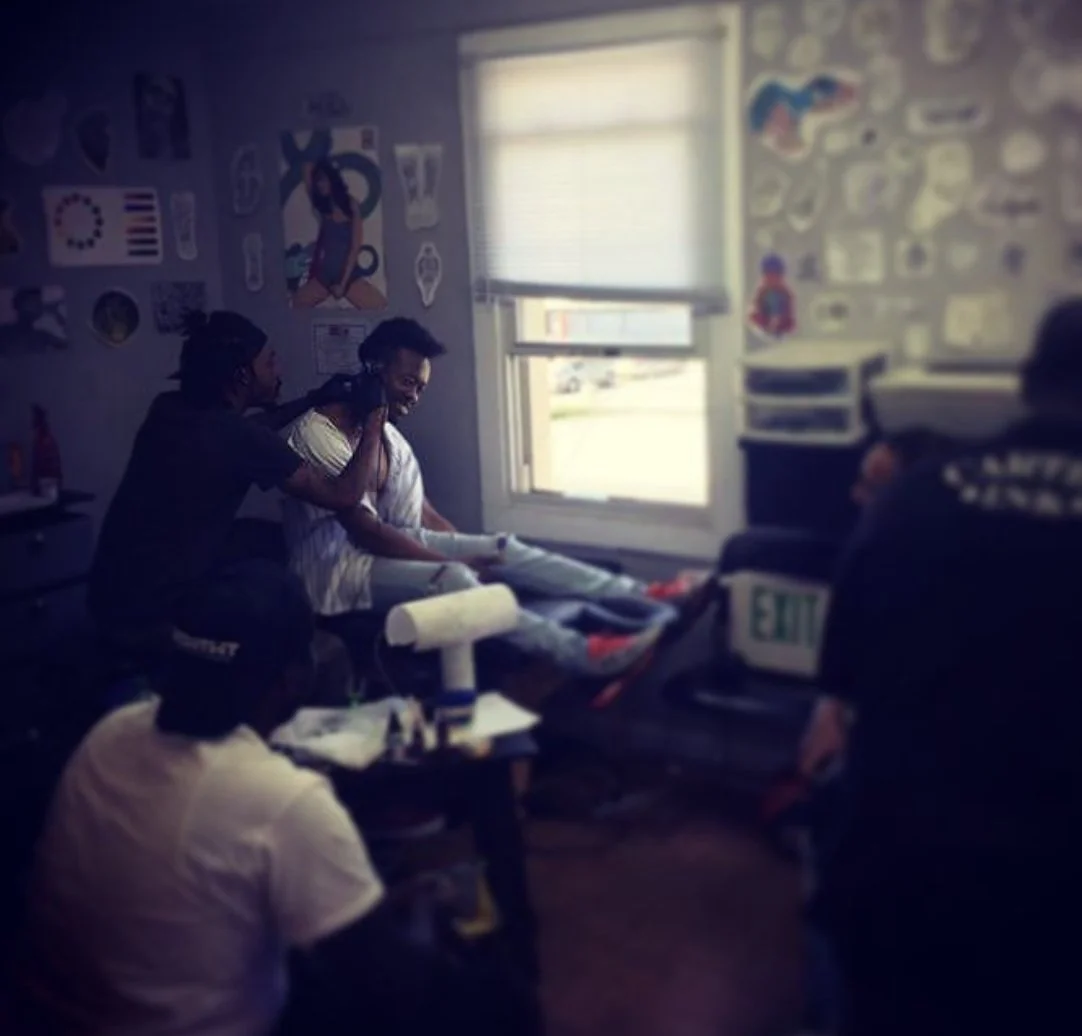 Professional Tattoo Artist Vrt during shop session