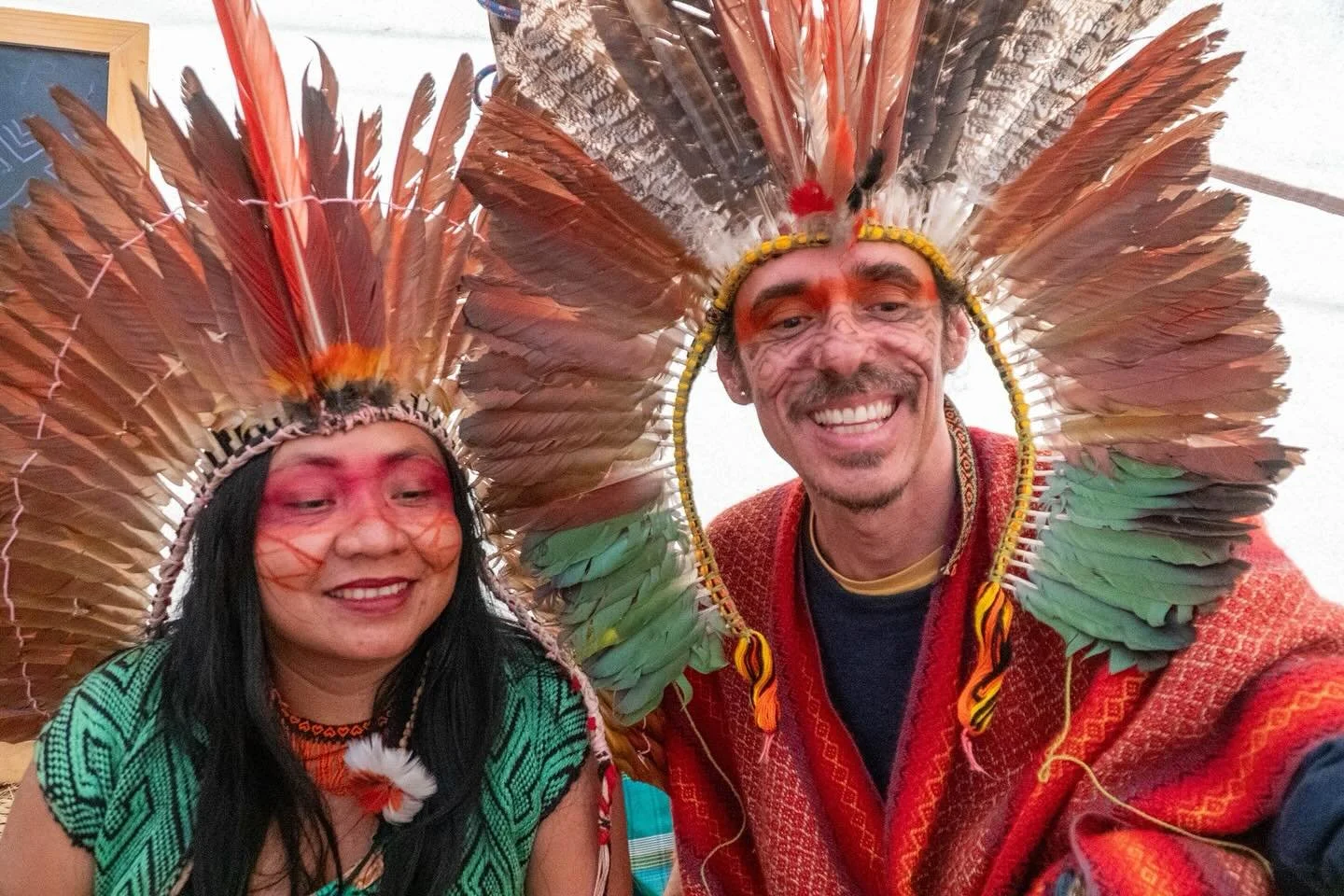 Honored to share a moment of connection and joy with Niko Chieso and Cacique Ayani from the Huni Kuin village of Ikamaru. 🪶 🤗 
Kene workshop, 2022.