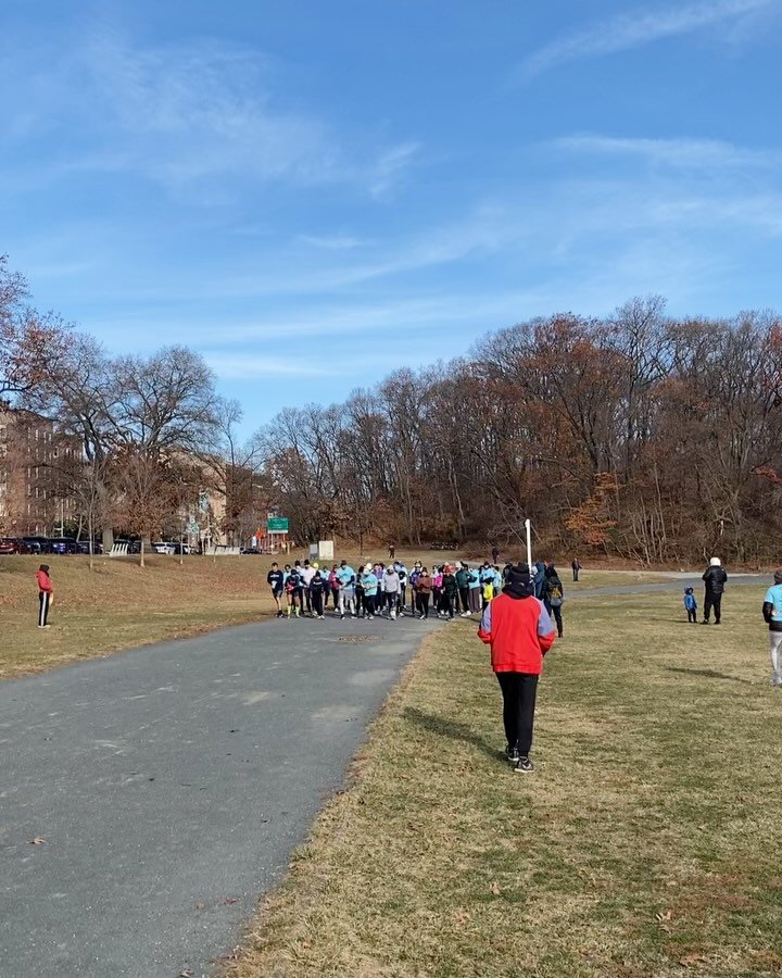 A bright, beautiful Sunday for the Lettuce Run Turkey Trot! 
Even though it was a crisp, cold day, families and friends turned out for a fun run on Van Cortlandt Park&rsquo;s Cross Country Trail to support the Friendly Fridge BX.

HUGE shout out to @