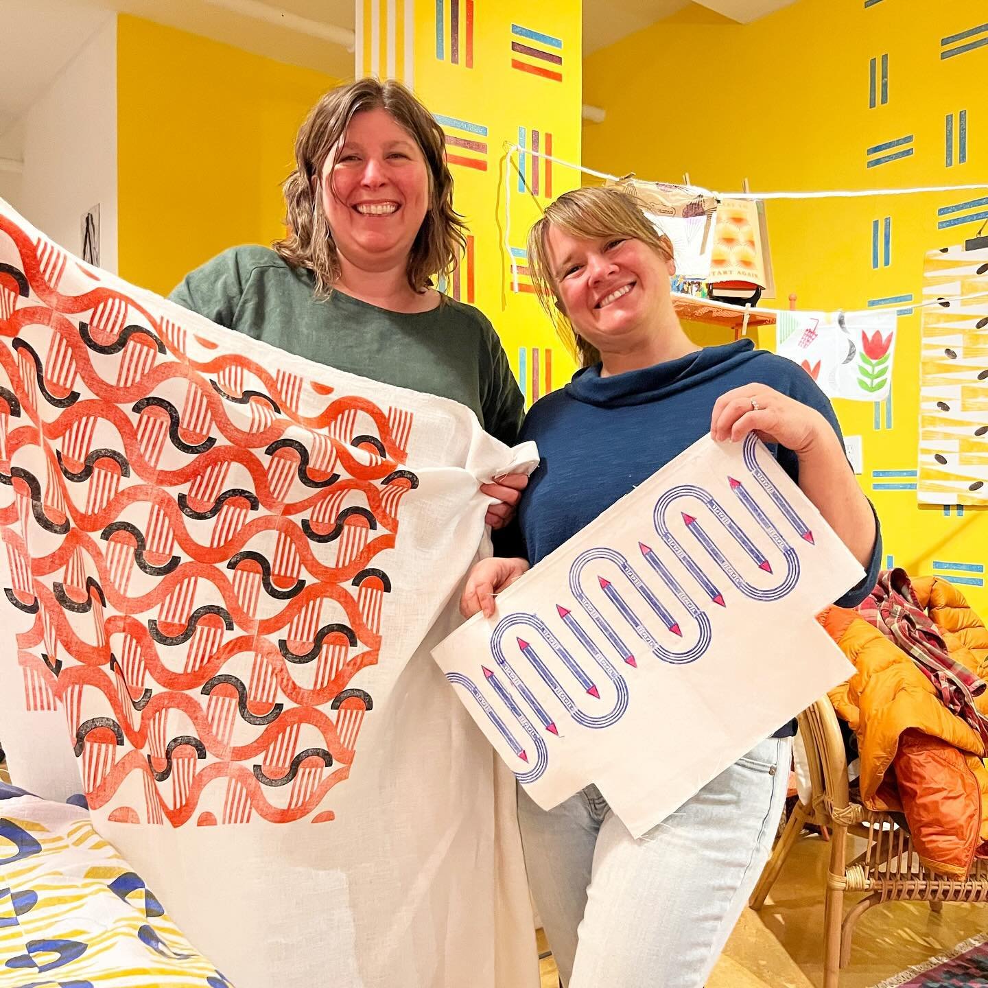 Can we bring back the word groovy, please? 
I&rsquo;ll start&hellip;
These groovy humans filled my studio {&amp; my cup} last night. At the end of the night they each had some fabulously groovy block-printed pieces of functional art. 🫶
.
.
#groovy #