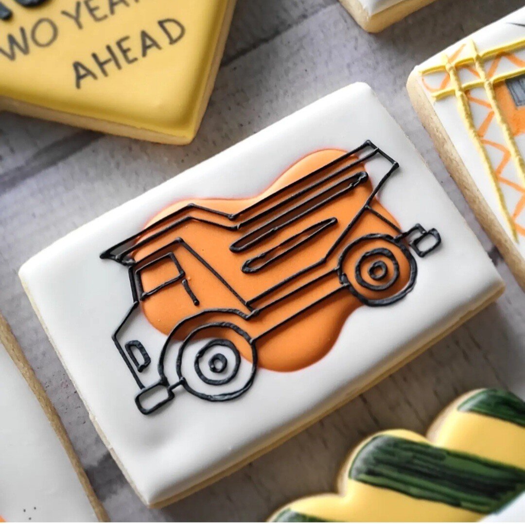 My son used to always call garbage trucks &quot;trash trucks&quot; and this set had me smiling the whole time 😄
&bull;
&bull;
&bull;
&bull;
#theblissfulbitellc #Cookies #sweettreats #buzzfeedfood #sugarcookies #ordernow #gilbertsmallbusiness #az #gi